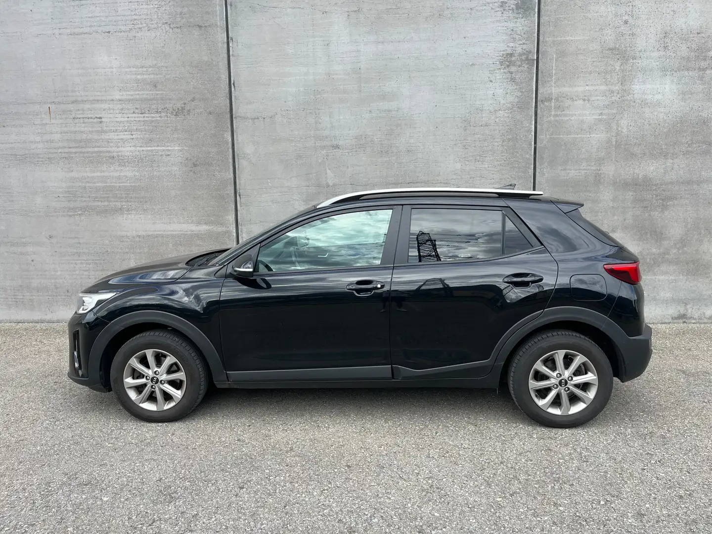 Kia Stonic Stonic 1,25 MPI ISG Silber Silber Schwarz - 2