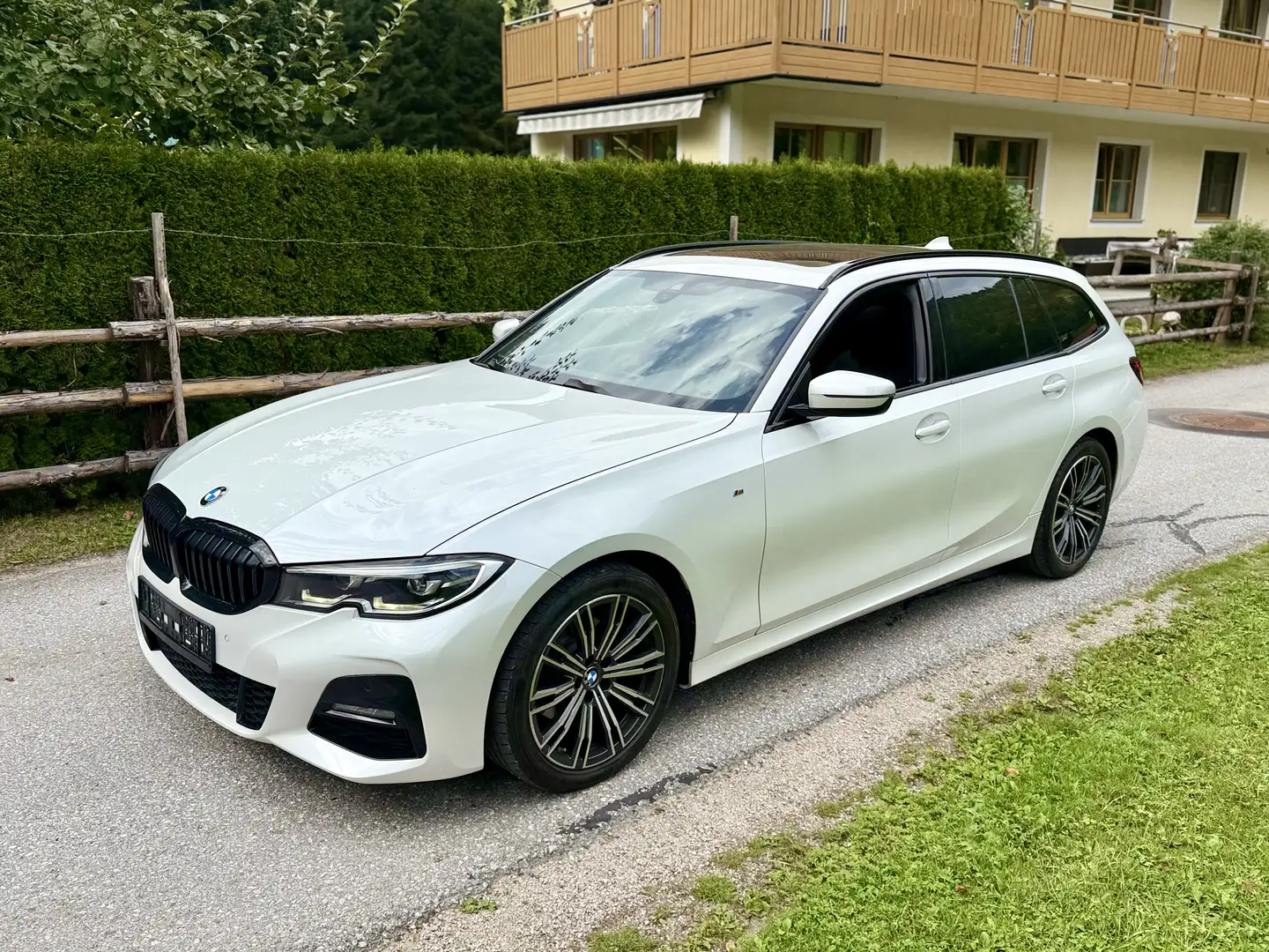 BMW 320 320 d xDrive M Sport Panorama Sitzhzg. LED Top Weiß - 1