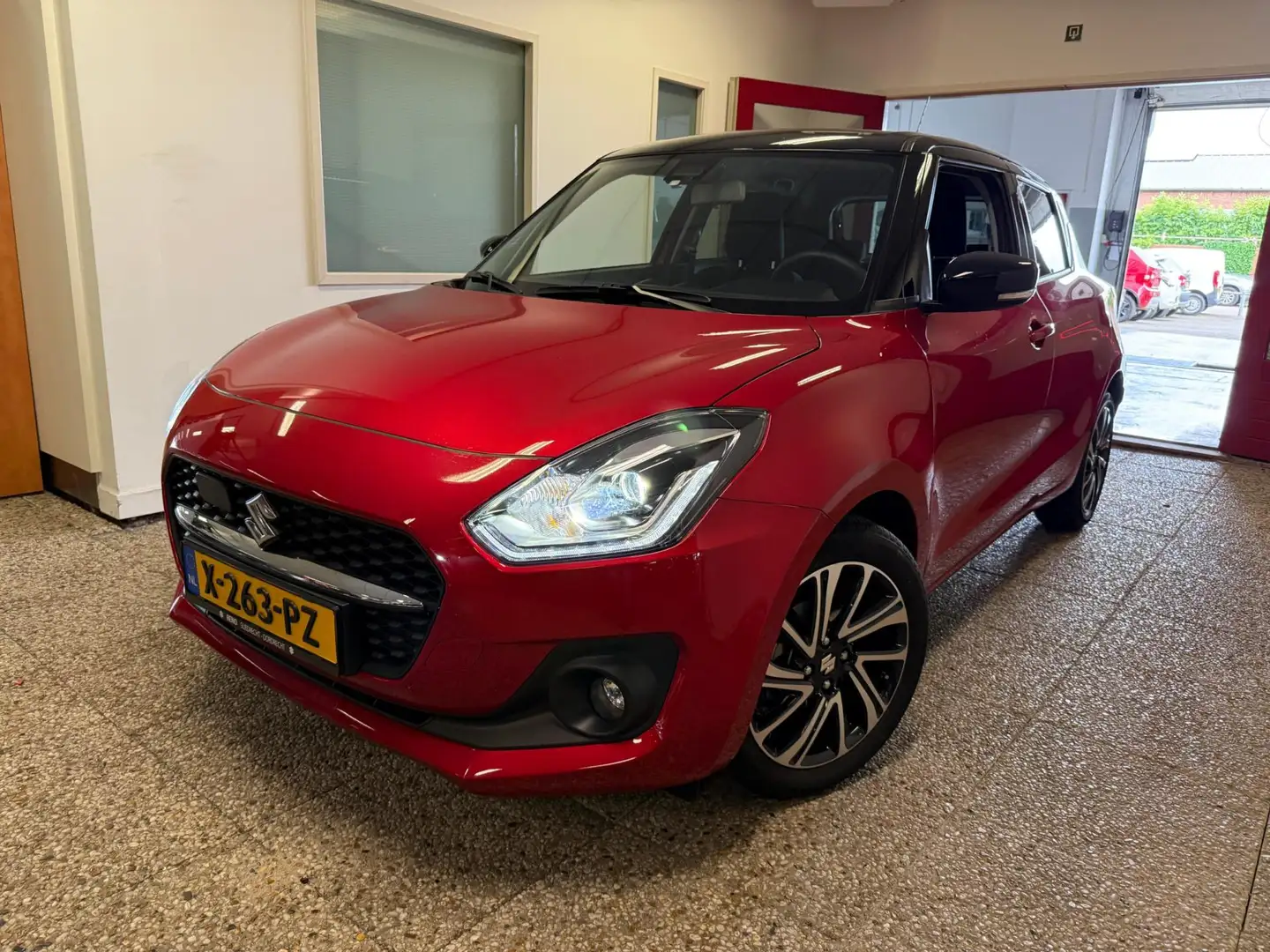 Suzuki Swift 1.2 Style Smart Hybrid Automaat | 5-drs | Navi Rood - 2