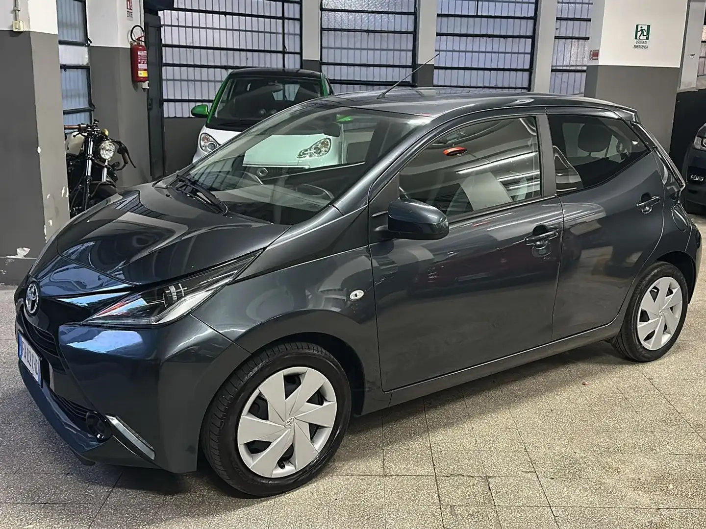 Toyota Aygo Aygo II 2014 5p 1.0 x-play m-mt Grigio - 1
