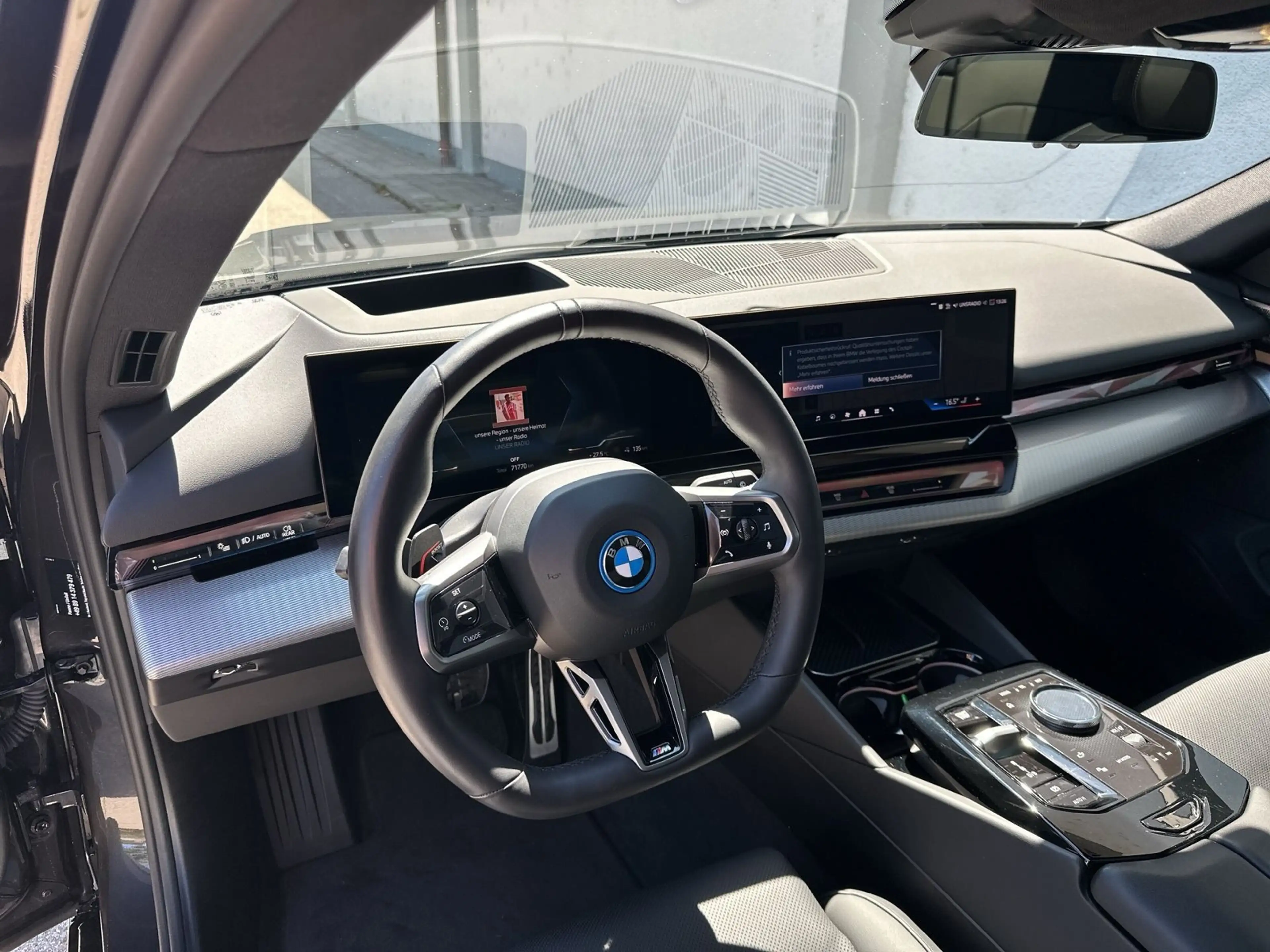 BMW i5 eDrive40 Touring — photo 8