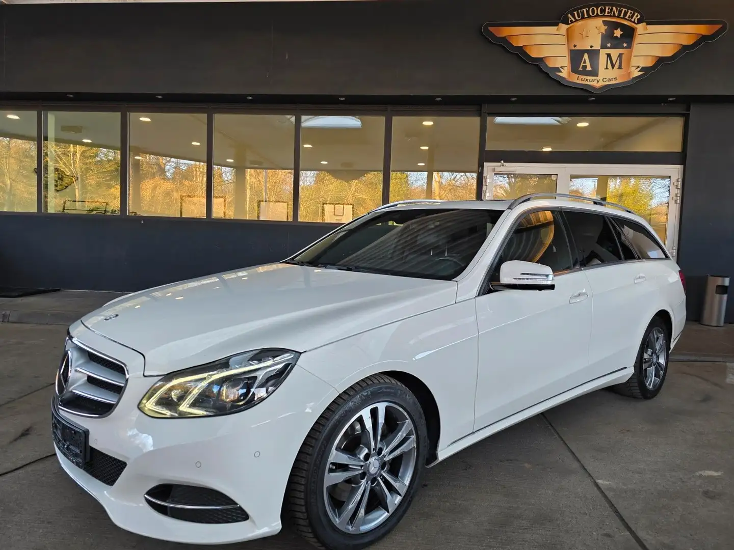 Mercedes-Benz E 300 T BlueTec AVANTGARDE LEDER/360°KAMERA/VOLL Weiß - 1