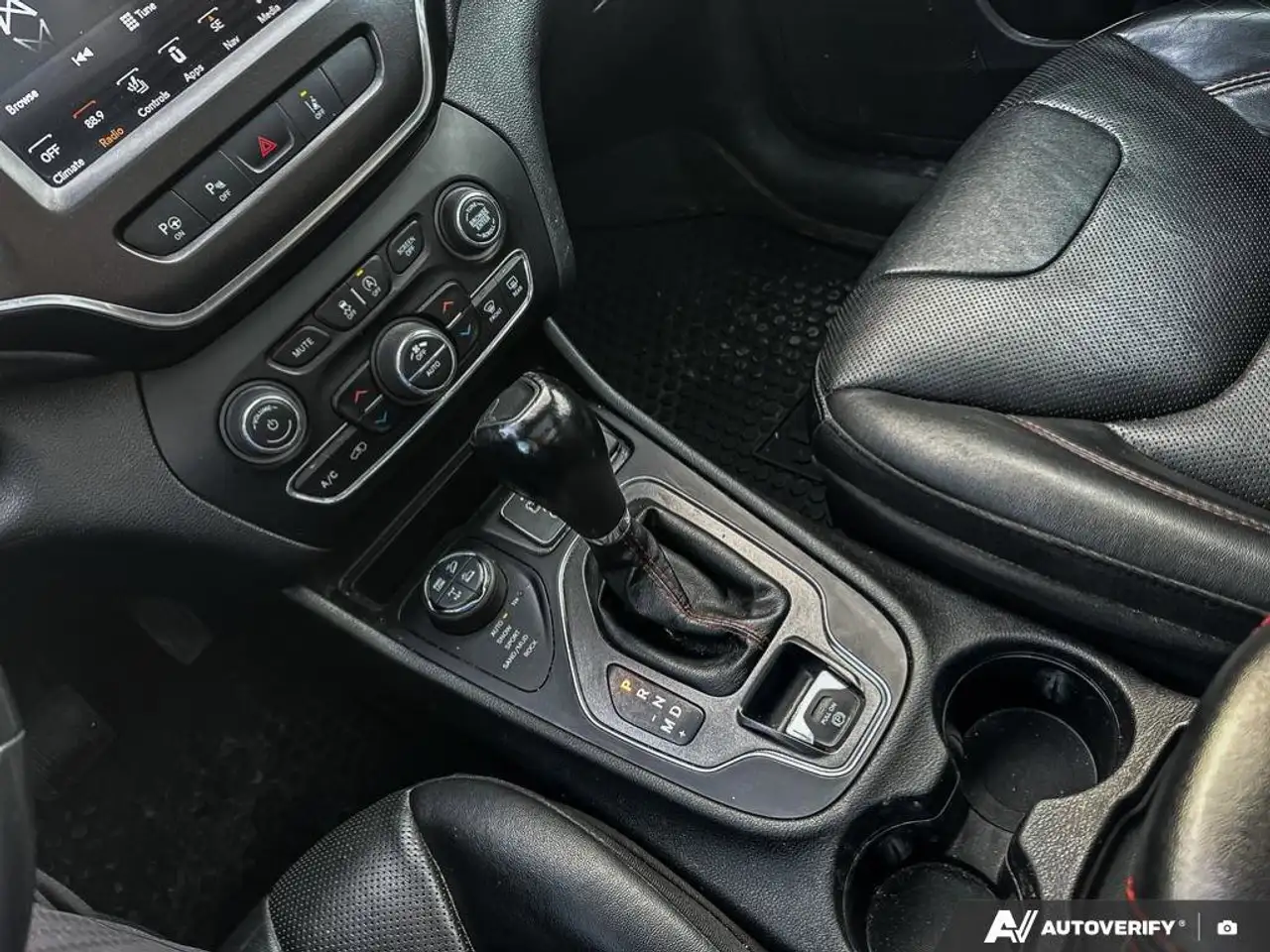 Jeep Cherokee снимка Jeep Cherokee