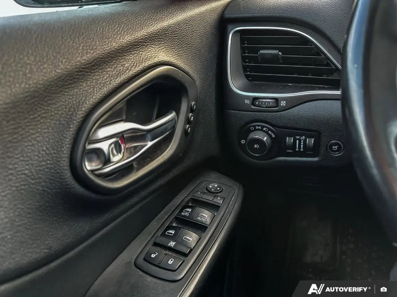 Jeep Cherokee снимка Jeep Cherokee