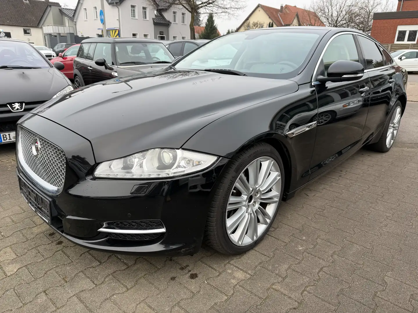 Jaguar XJ Premium Luxury 3.0d V6~Meridian~Leder~Pano~VOLL Schwarz - 1