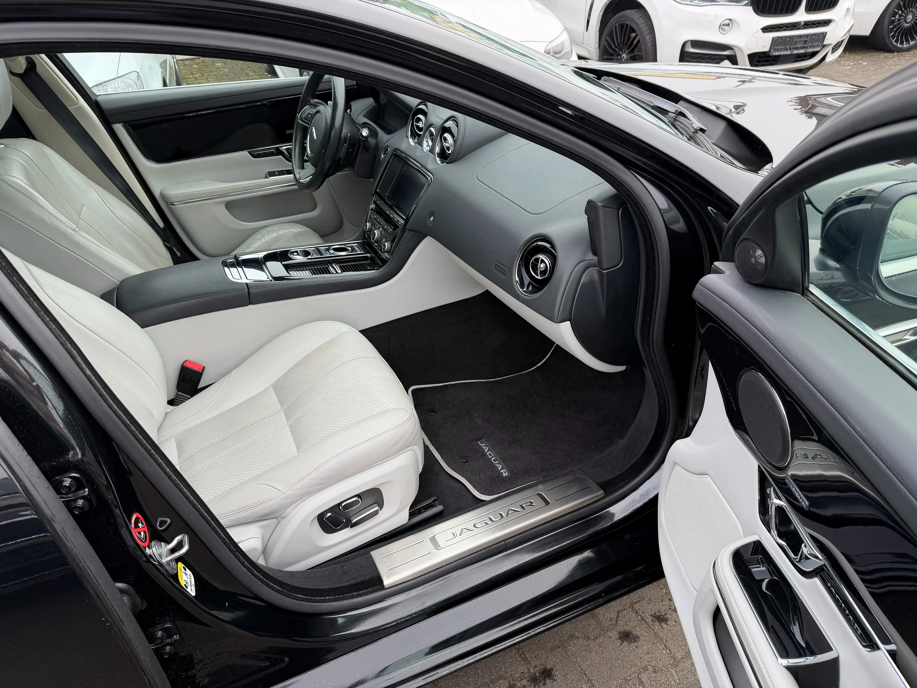 Jaguar XJ Premium Luxury 3.0d V6~Meridian~Leder~Pano~VOLL — photo 13