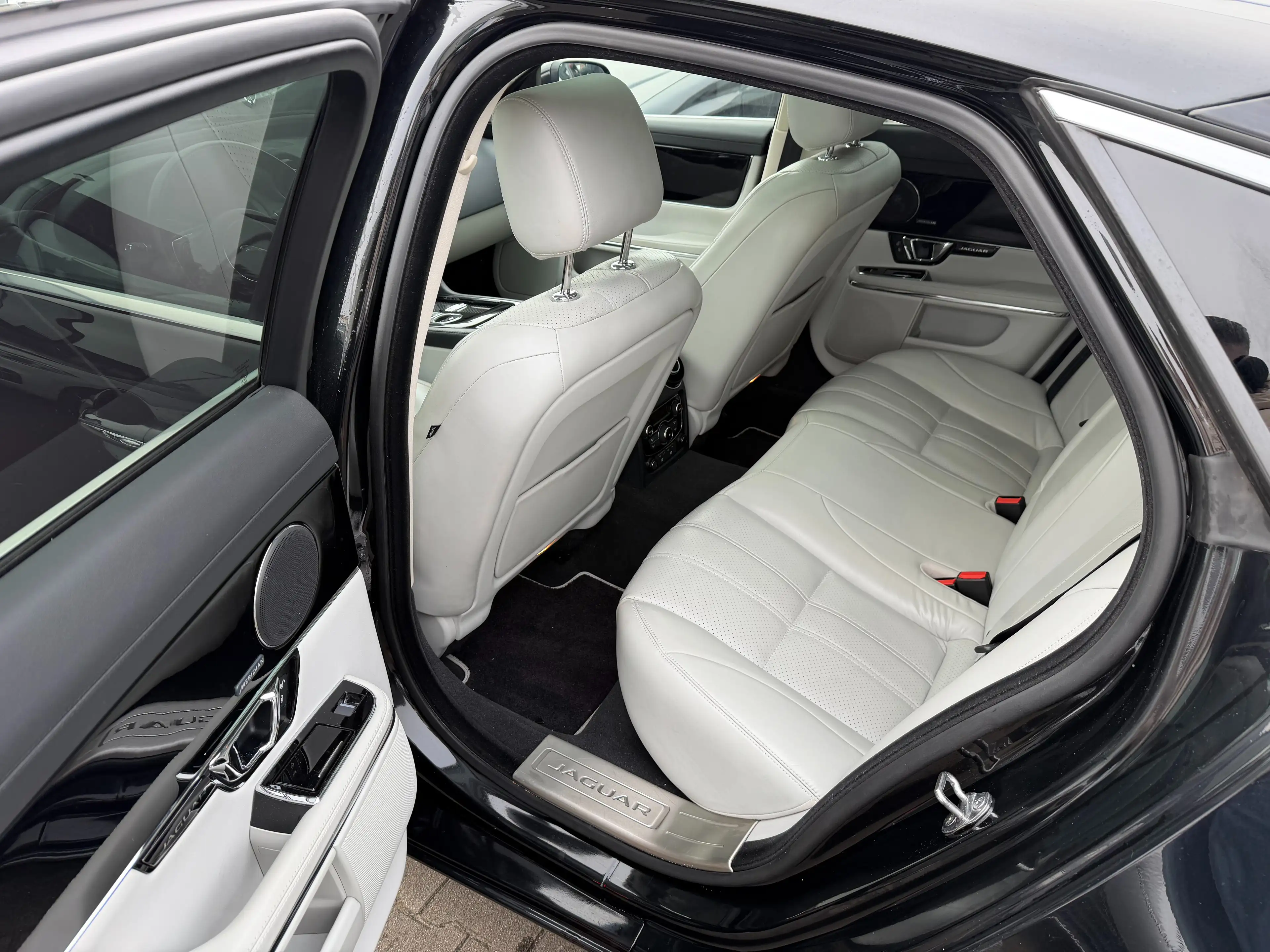 Jaguar XJ Premium Luxury 3.0d V6~Meridian~Leder~Pano~VOLL — photo 11