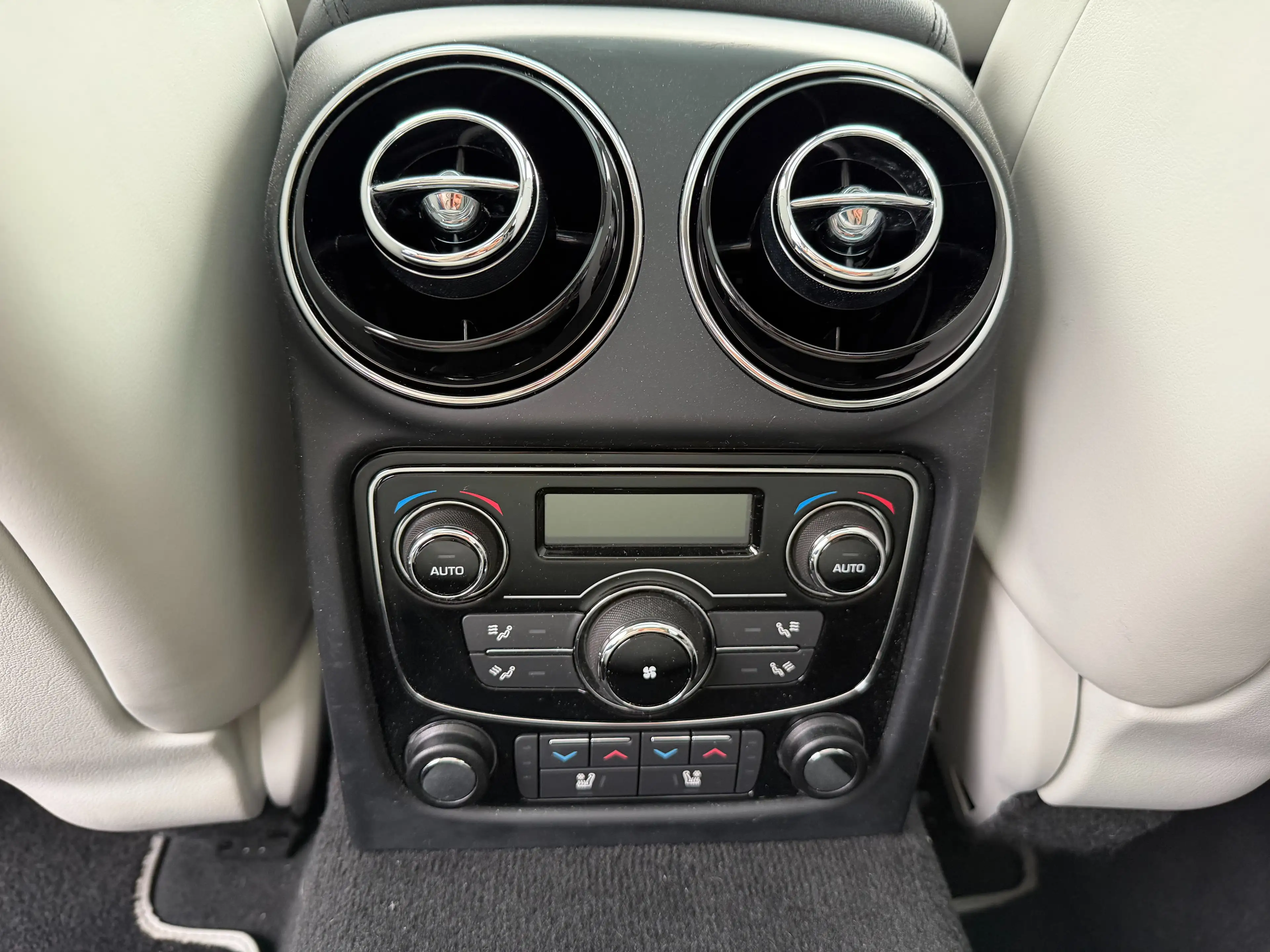 Jaguar XJ Premium Luxury 3.0d V6~Meridian~Leder~Pano~VOLL — photo 14
