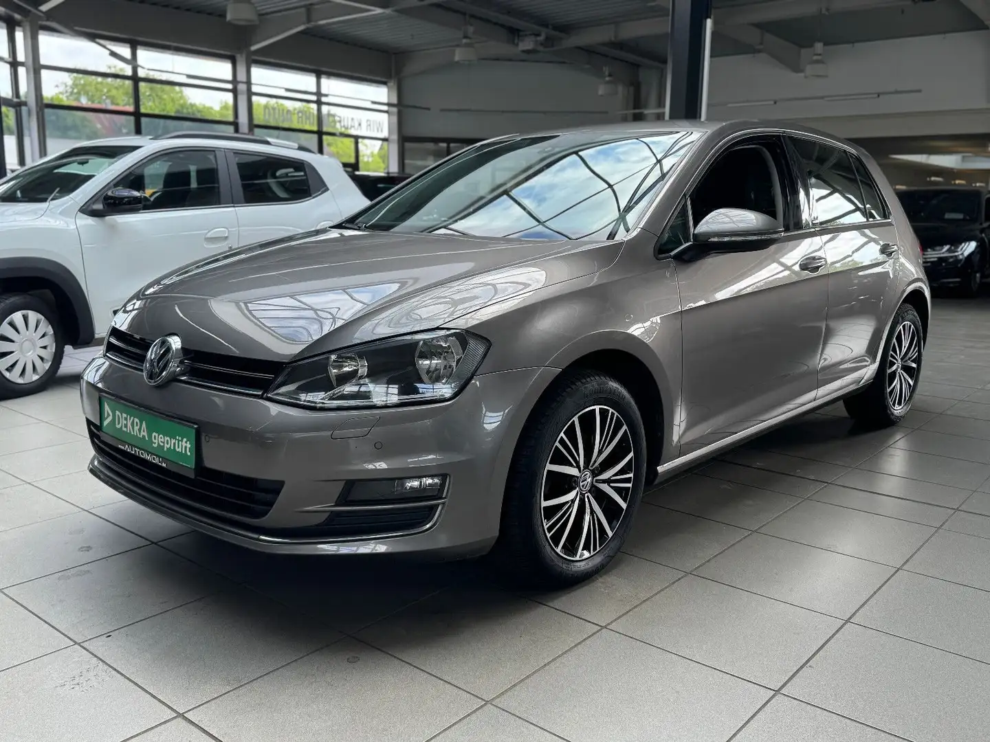 Volkswagen Golf VII Lim. Allstar 1.2TSI *WENIG KM* NAVI Grijs - 1