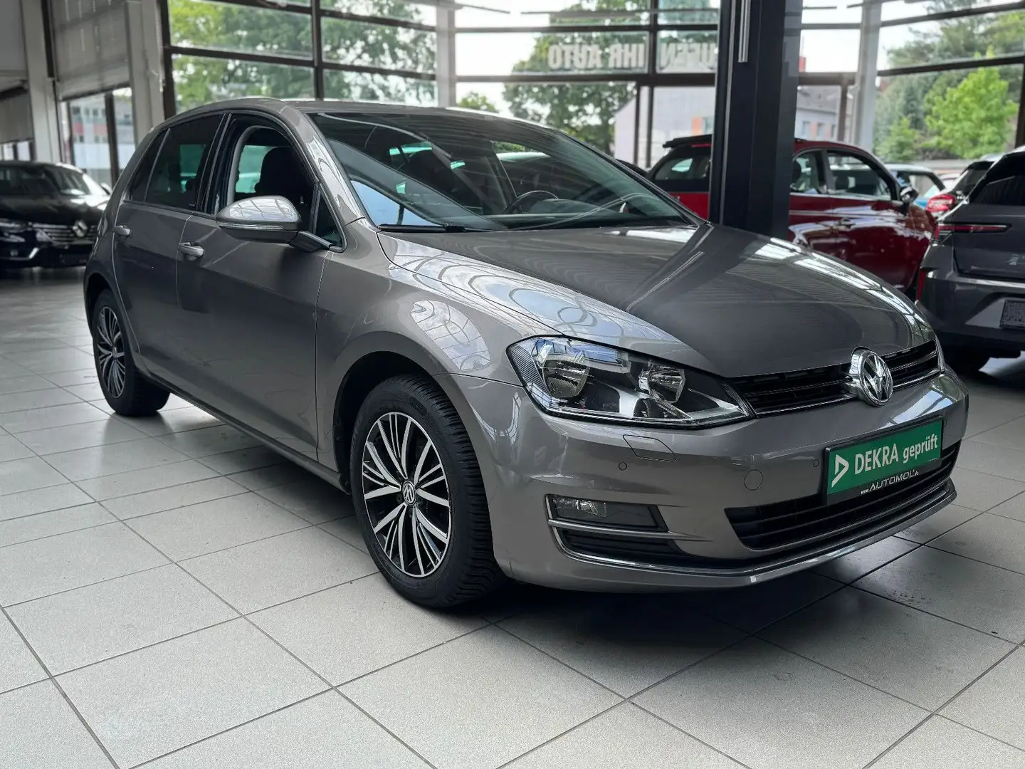 Volkswagen Golf VII Lim. Allstar 1.2TSI *WENIG KM* NAVI Grijs - 2