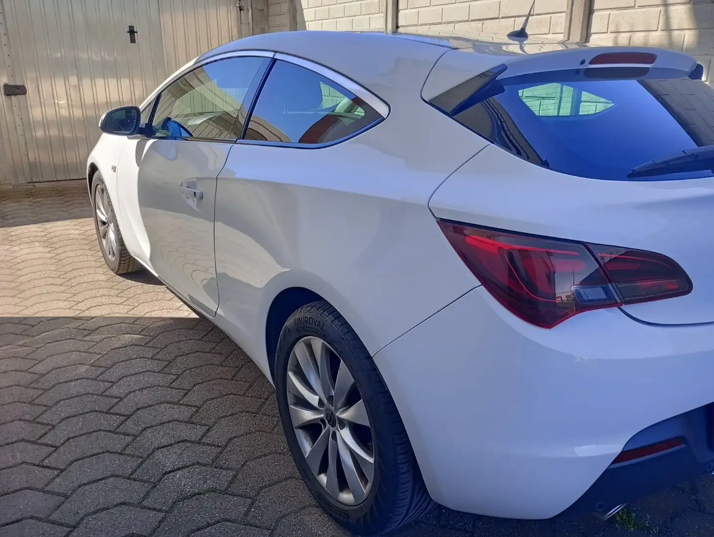 Opel Astra GTC 3P - 2