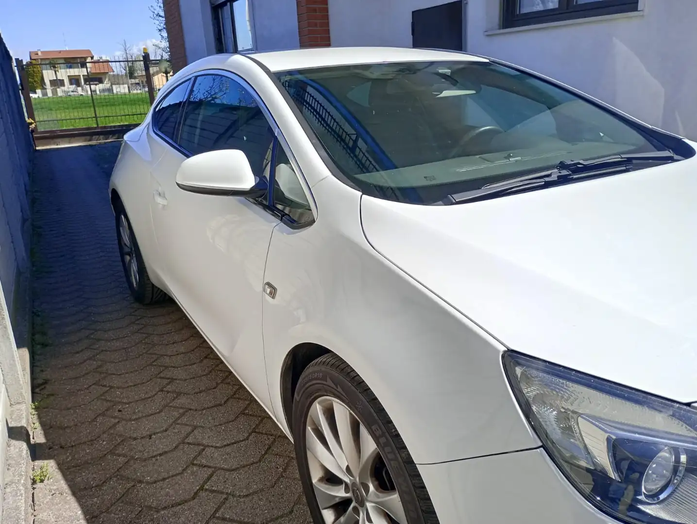 Opel Astra GTC 3P - 1