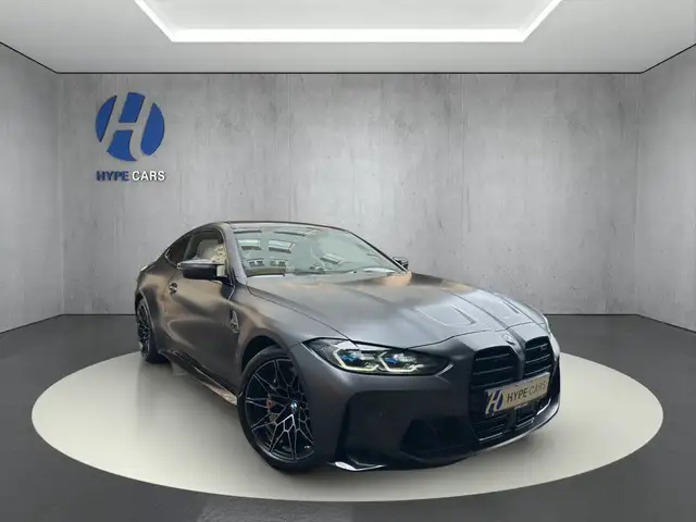 BMW M4 view 3