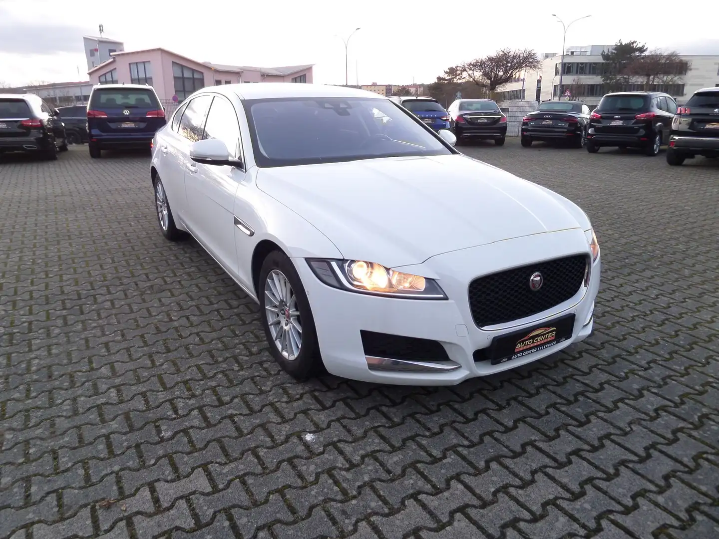 Jaguar XF Pure AUTOMATIK+Standhzg+Klima+SHZ+Navi+Cam+1. Hand Blanc - 1