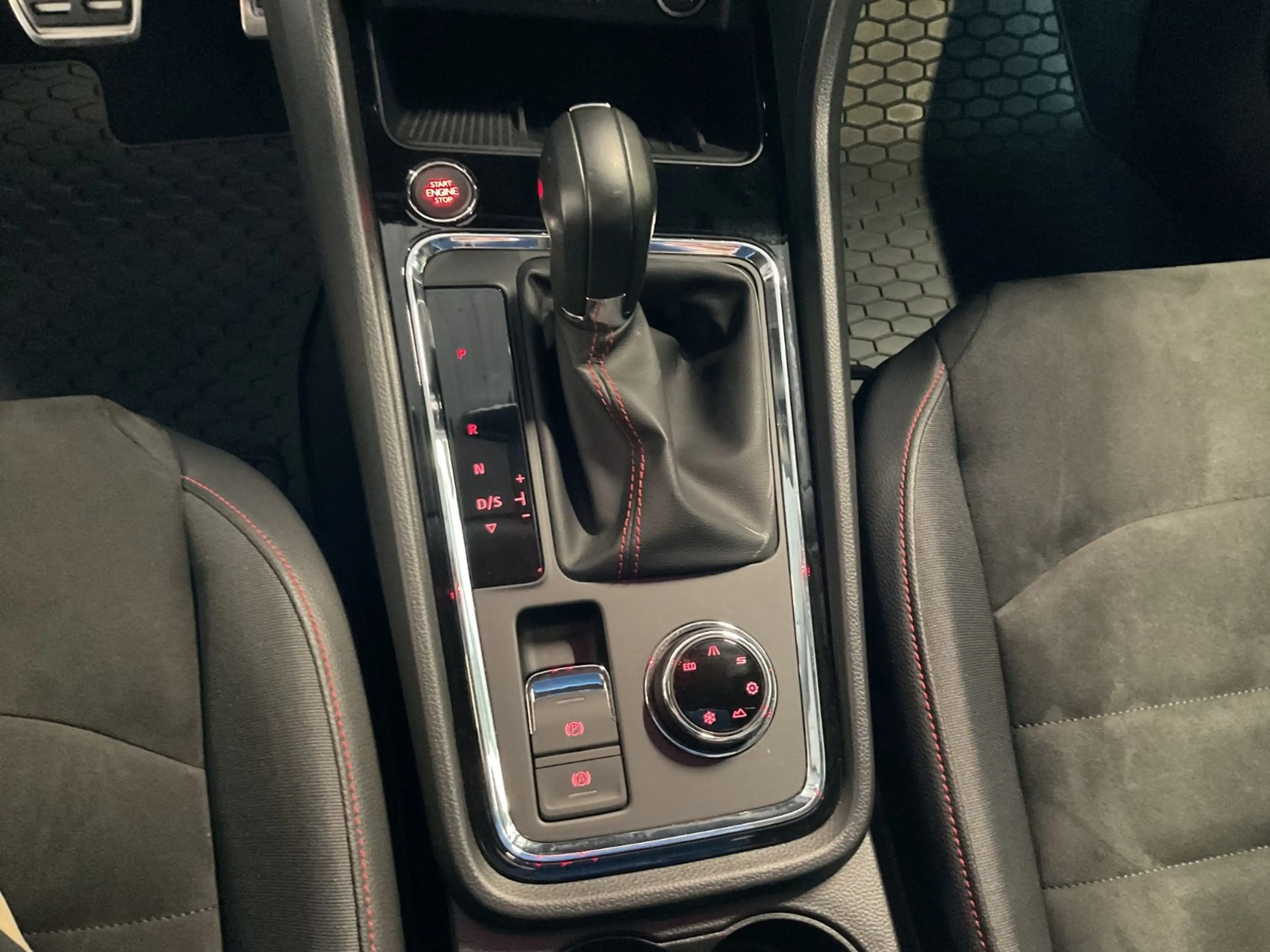 SEAT Ateca FR 2.0 TSI 4Drive ACC AHK beats LED Navi — photo 10
