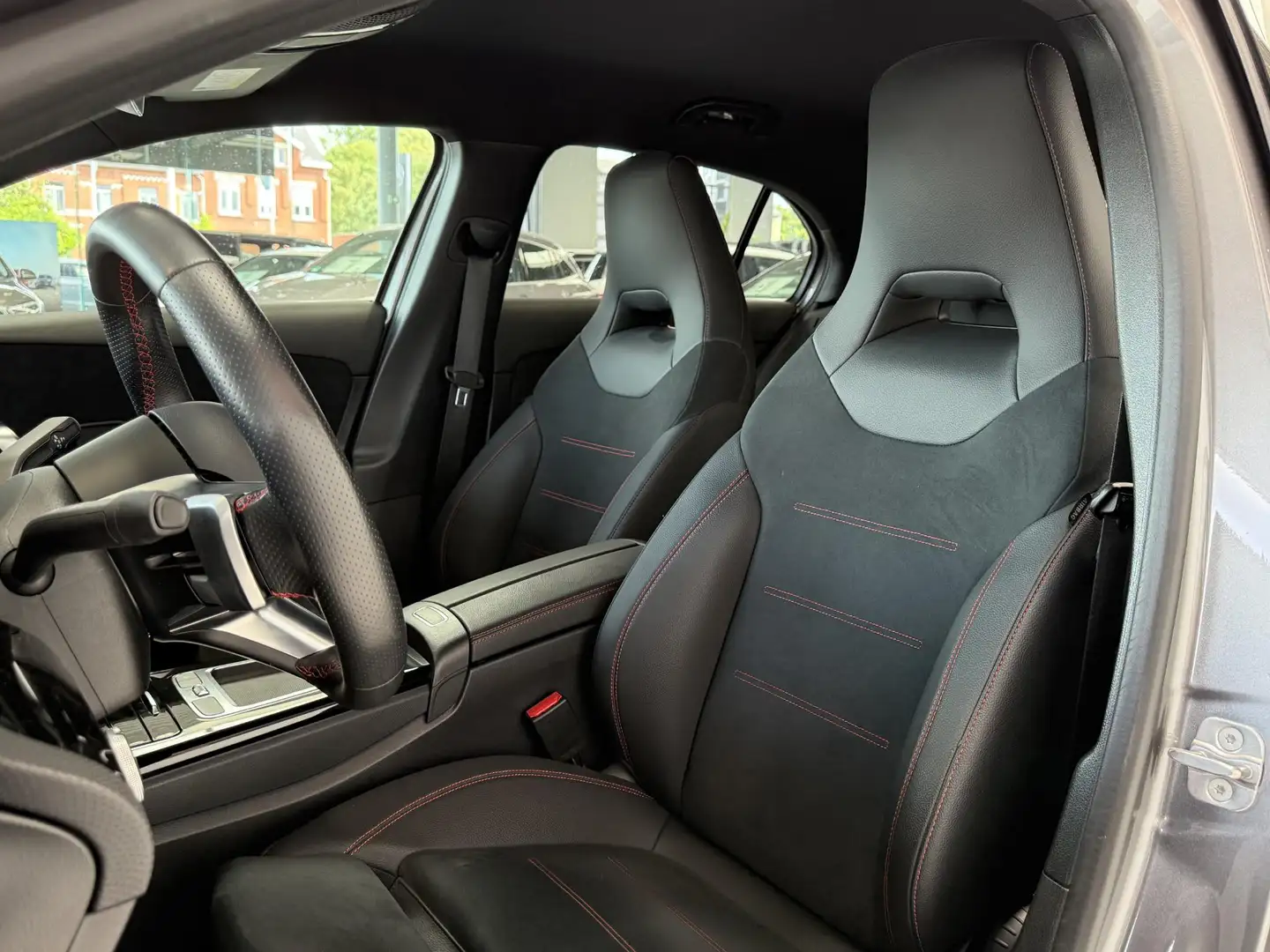 Mercedes-Benz A 180 Hatchback AMG Line | Nightpack | Verwarmde Zetels Grijs - 2