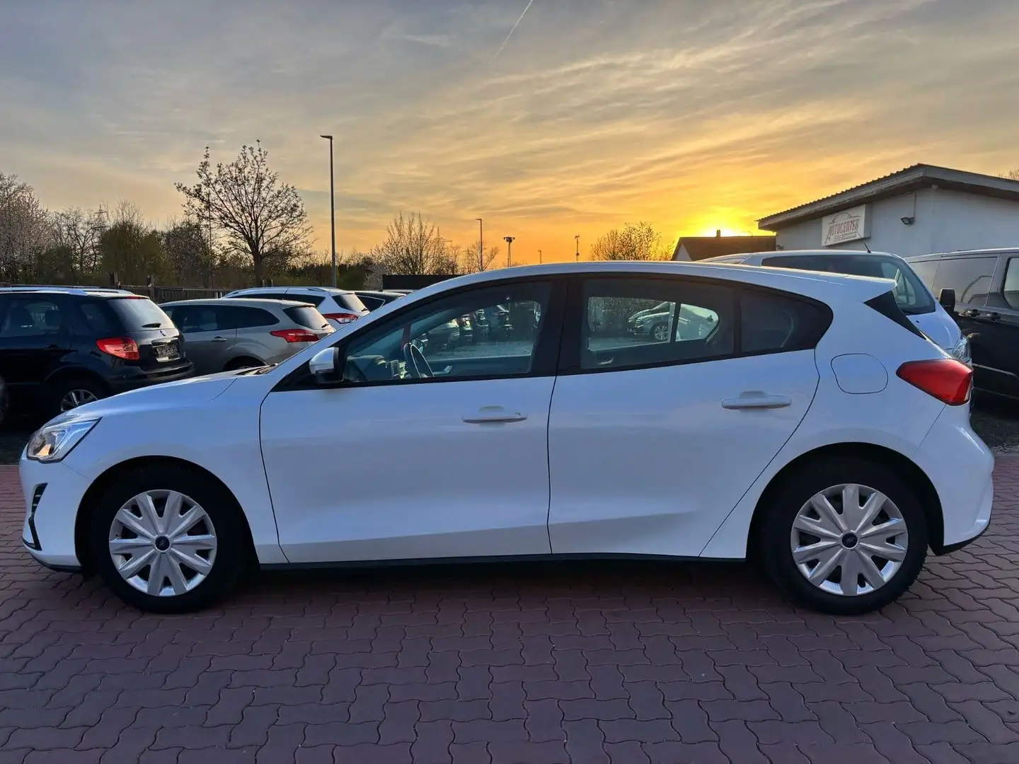 Ford Focus Trend EcoBoost*Klima*SHZ*Tempomat*1-Hand Weiß - 2