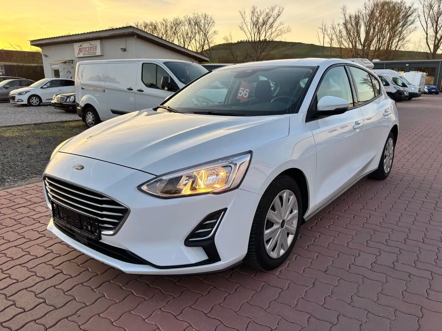 Ford Focus Trend EcoBoost*Klima*SHZ*Tempomat*1-Hand Weiß - 1