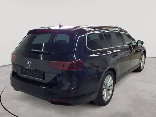 Volkswagen Passat view 4