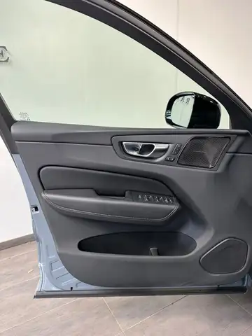 Volvo XC60 view 8