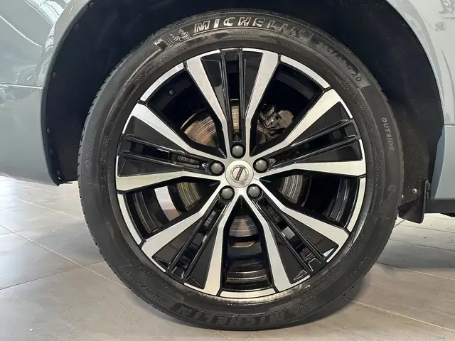 Volvo XC60 view 3