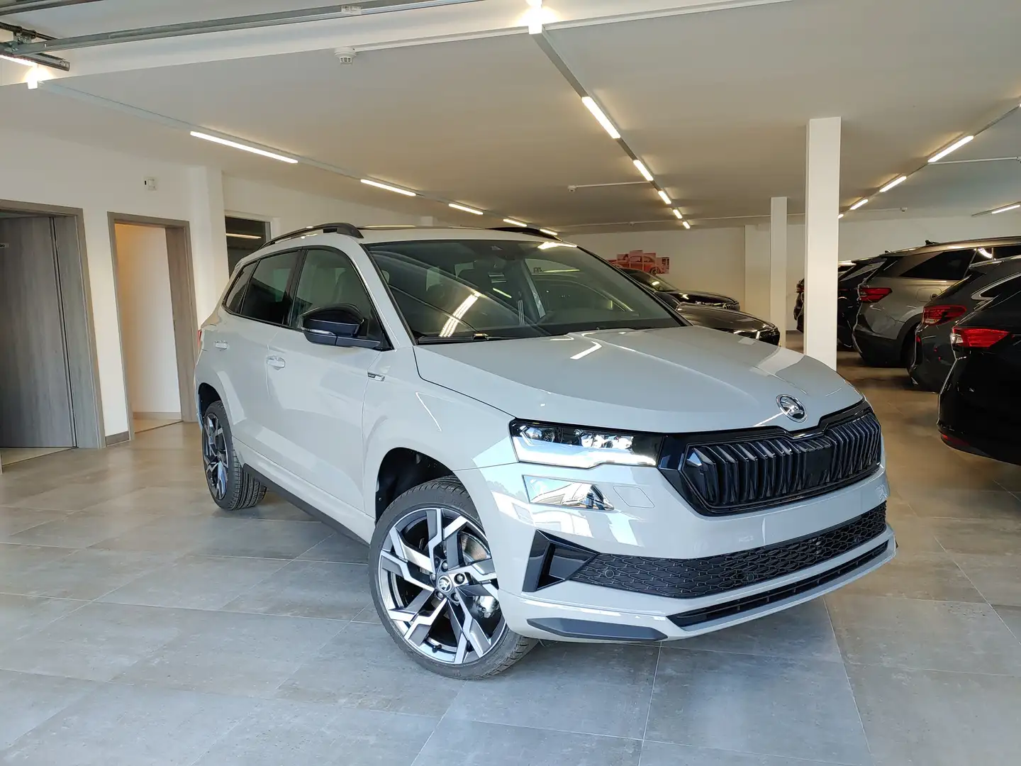 Skoda Karoq 1.5 TSI DSG Sportline Pano/AHK/Navi/EasyO/ACC/Kam Grau - 2