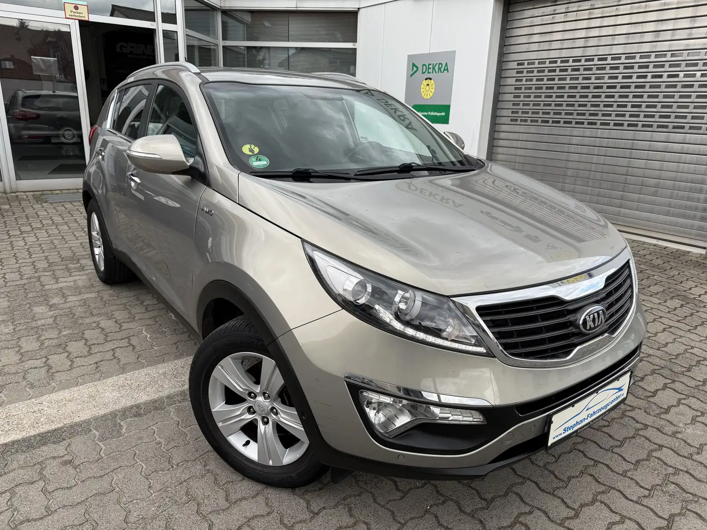 Kia Sportage CRDI Attract AWD mit Klima/Navi/AHK/Alus/Met./PDC/ Silber - 1