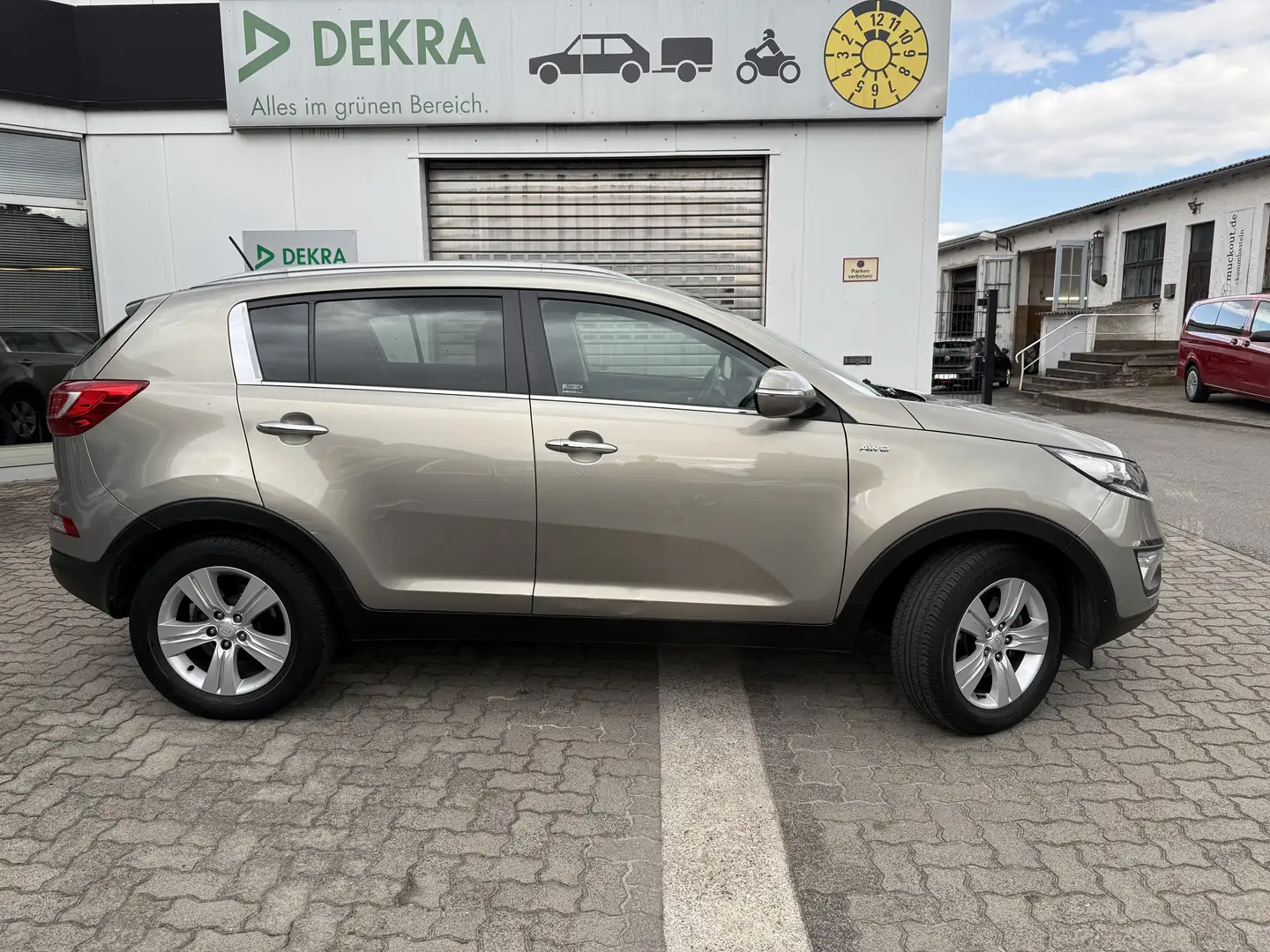 Kia Sportage CRDI Attract AWD mit Klima/Navi/AHK/Alus/Met./PDC/ Silber - 2