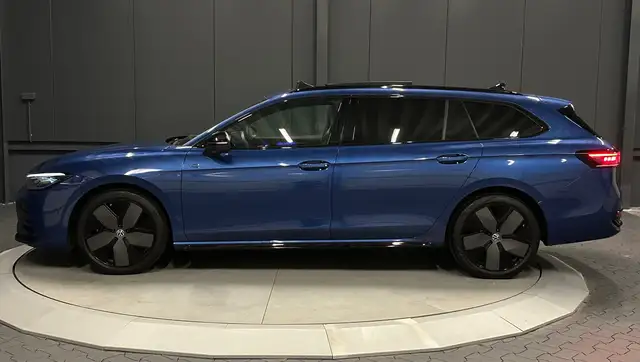 Volkswagen Passat view 2
