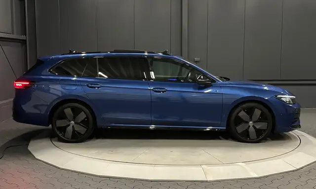Volkswagen Passat view 6