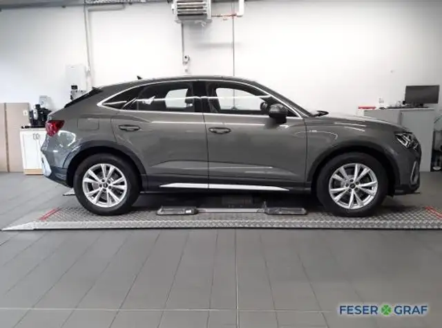 Audi Q3 view 5
