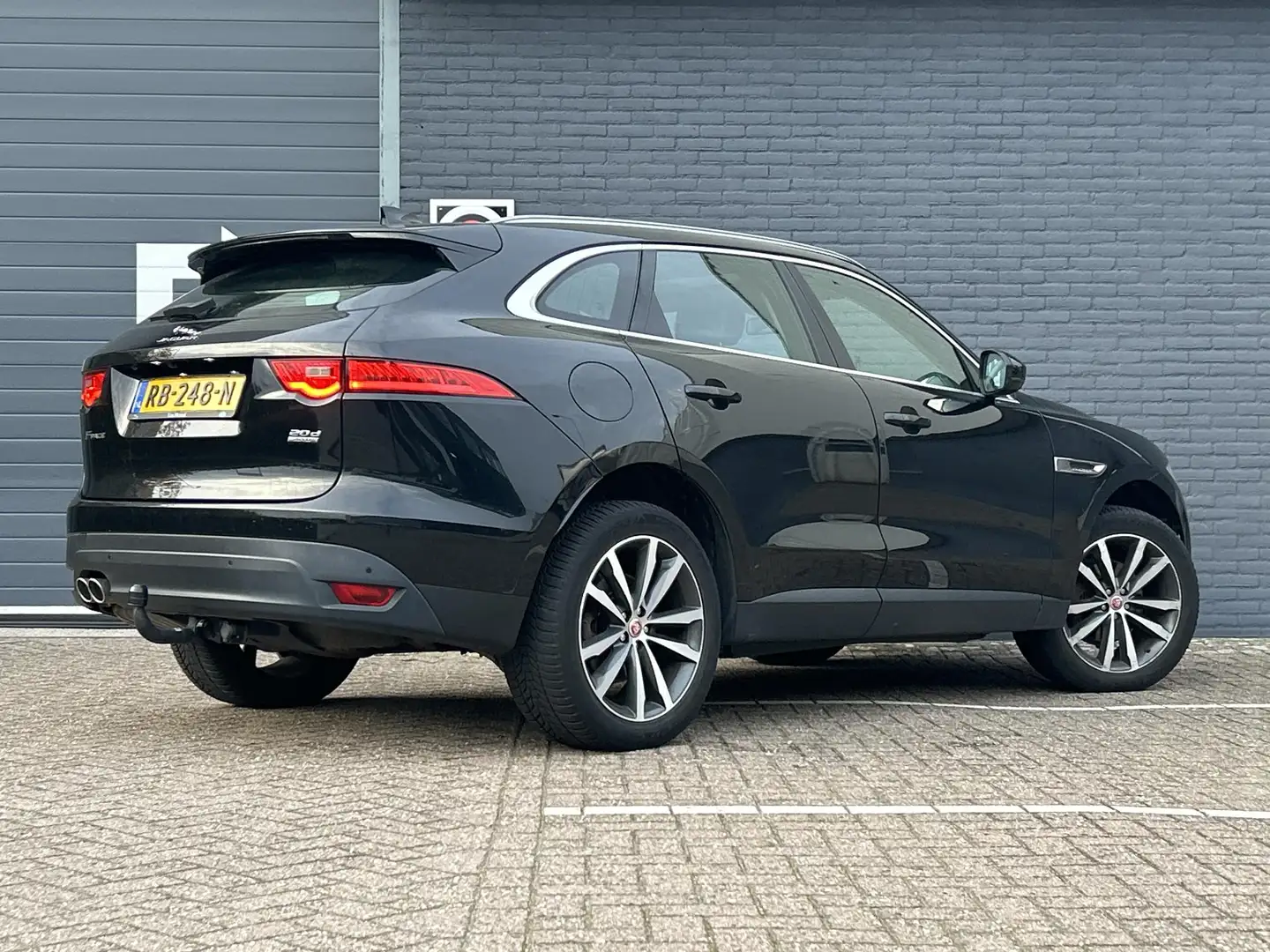 Jaguar F-Pace 2.0 Portfolio AWD 20d Automaat | Pano | Meridian | Zwart - 2