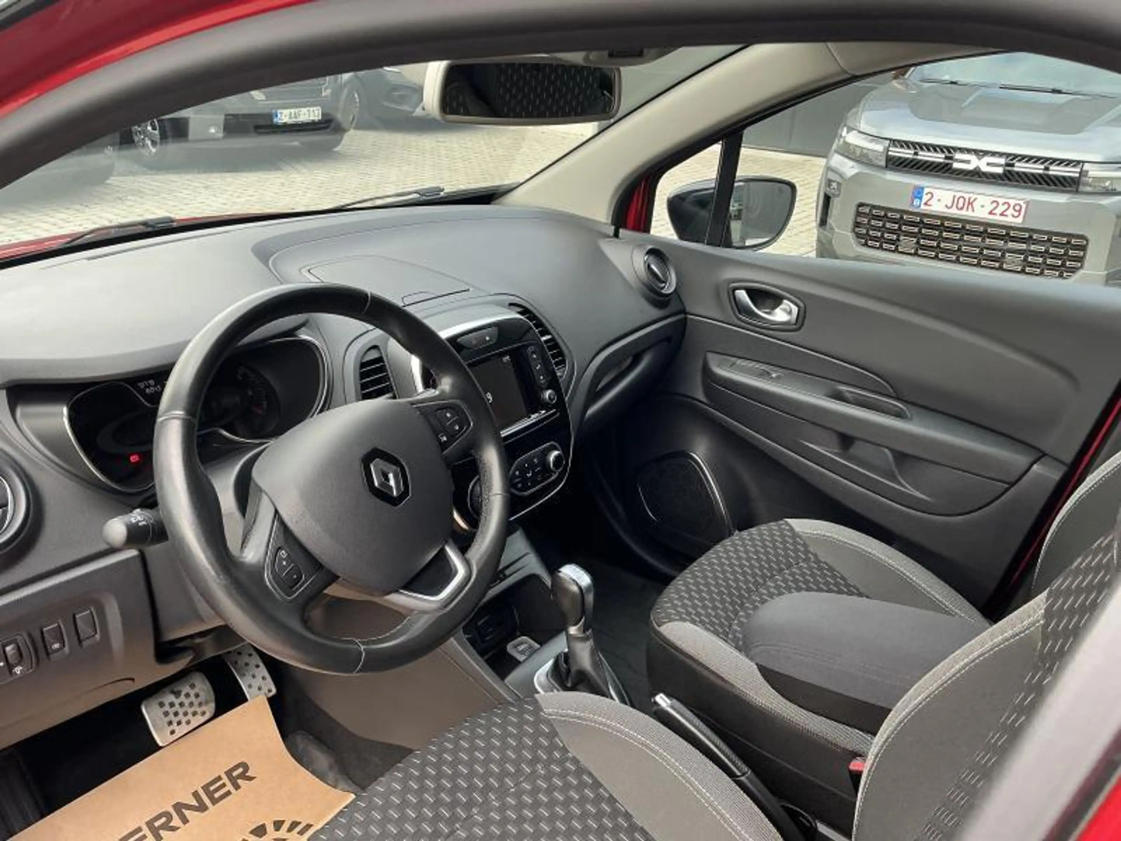 Renault Captur INTENS ENERGY 120 EDC — photo 13