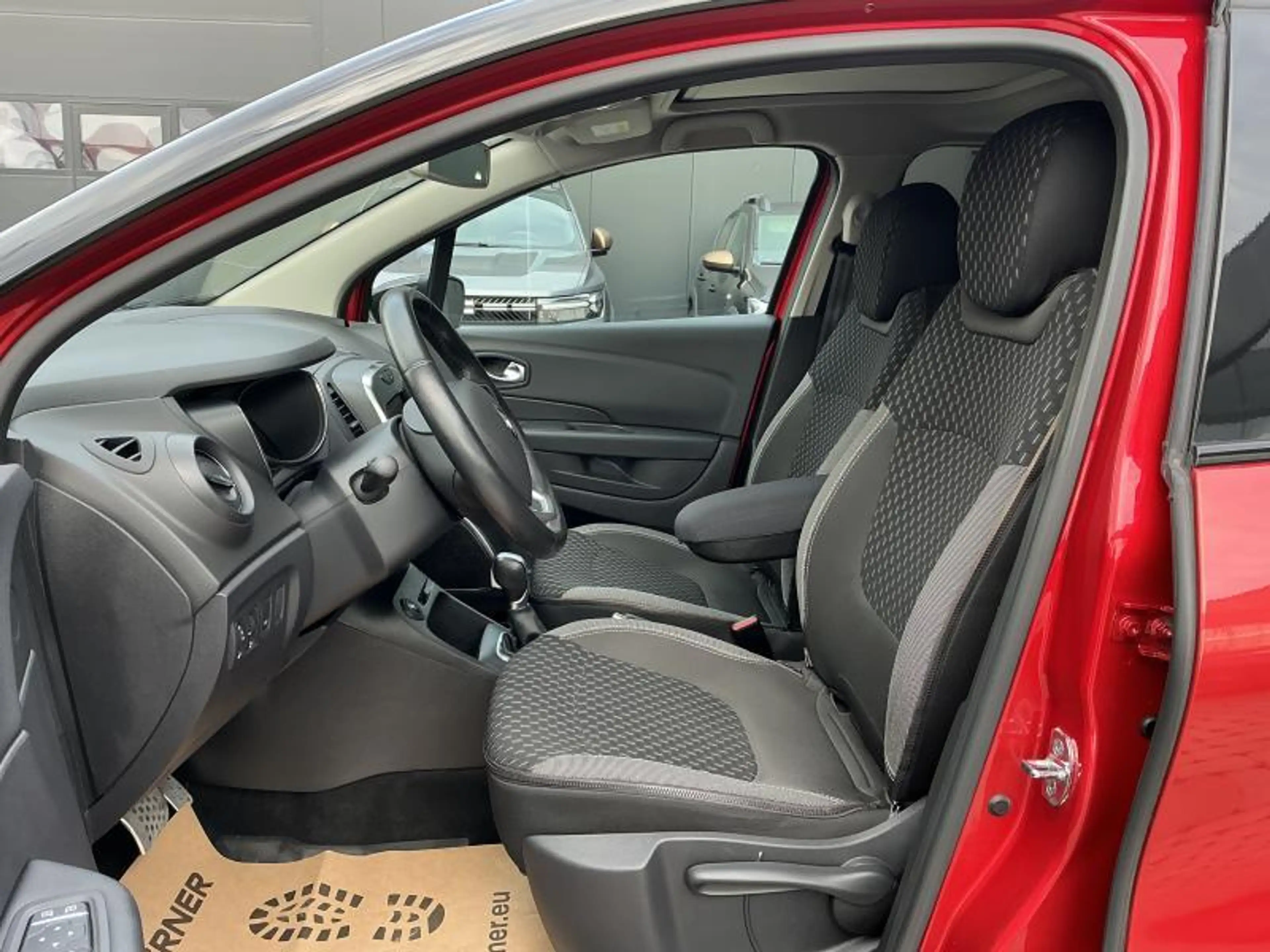 Renault Captur INTENS ENERGY 120 EDC — photo 12