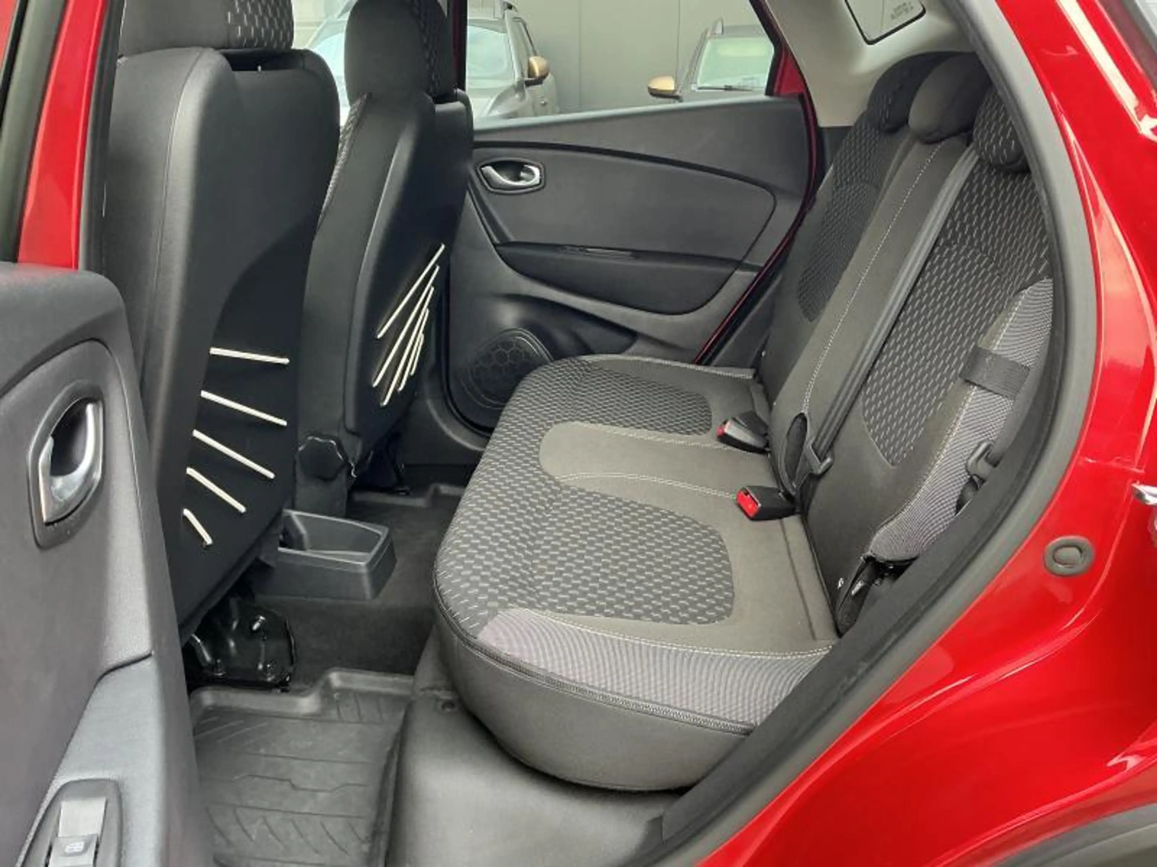 Renault Captur INTENS ENERGY 120 EDC — photo 14