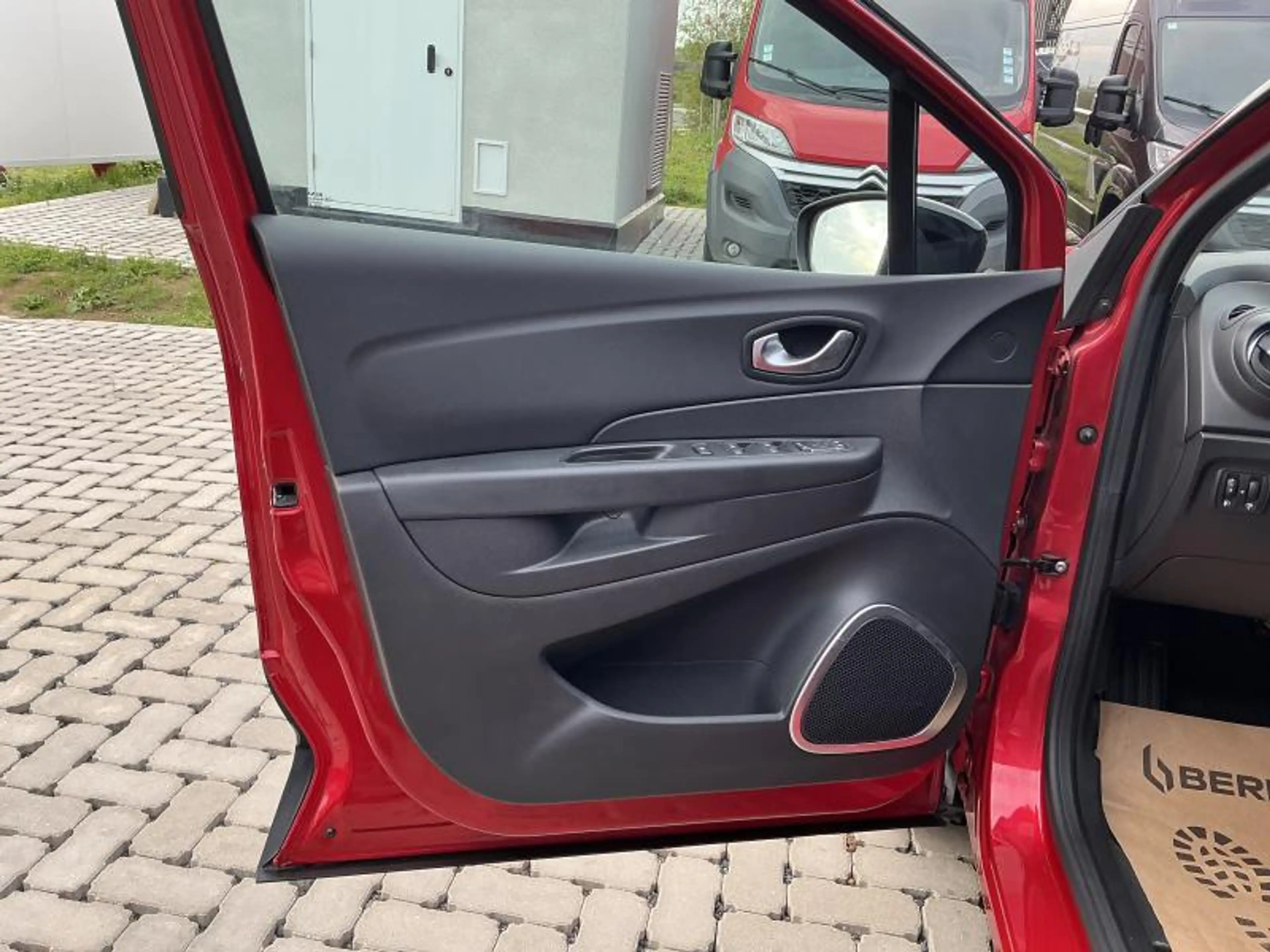 Renault Captur INTENS ENERGY 120 EDC — photo 11