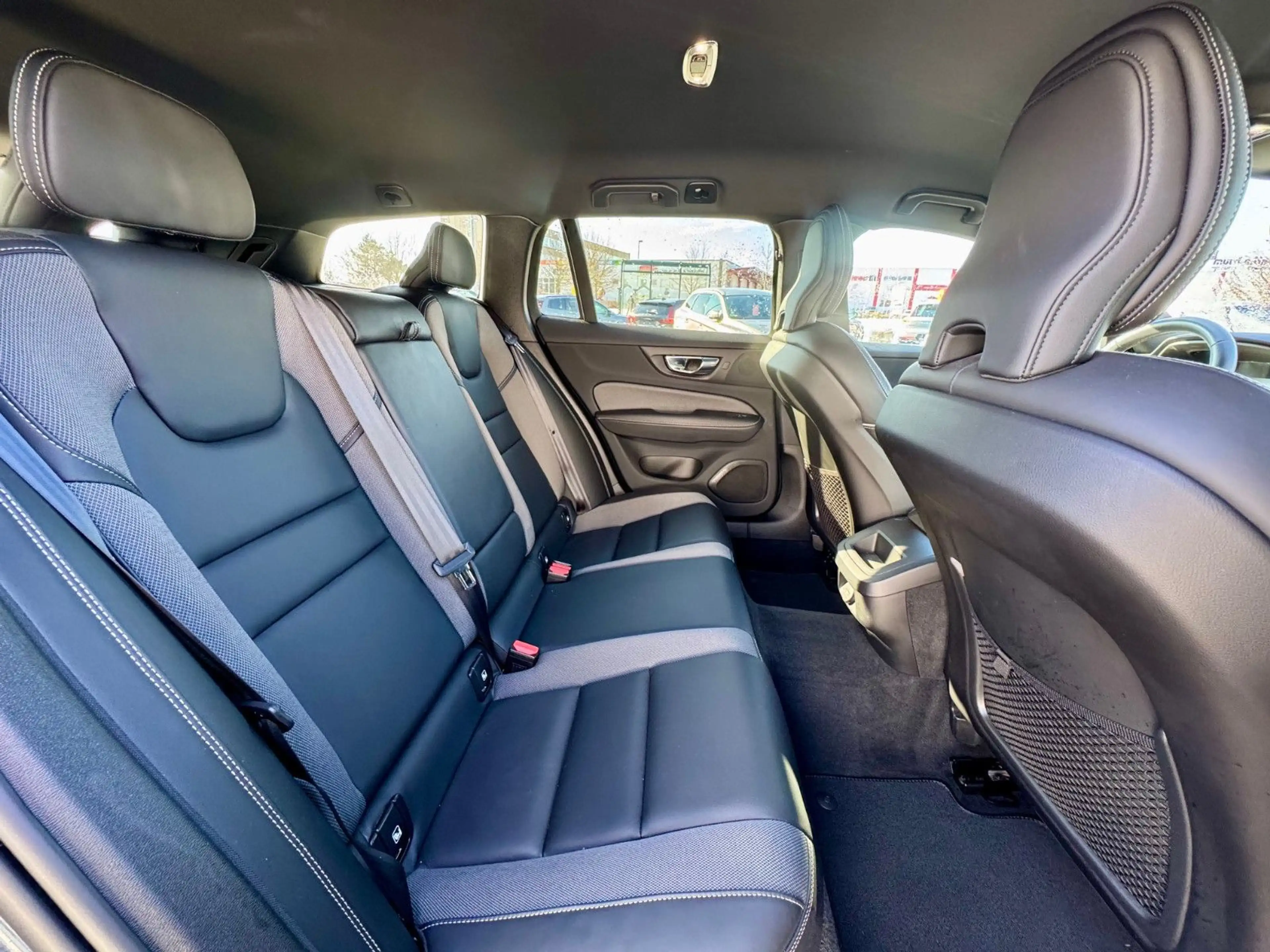 Volvo V60 B4 Diesel Kombi R-Design 8-Gang — photo 11