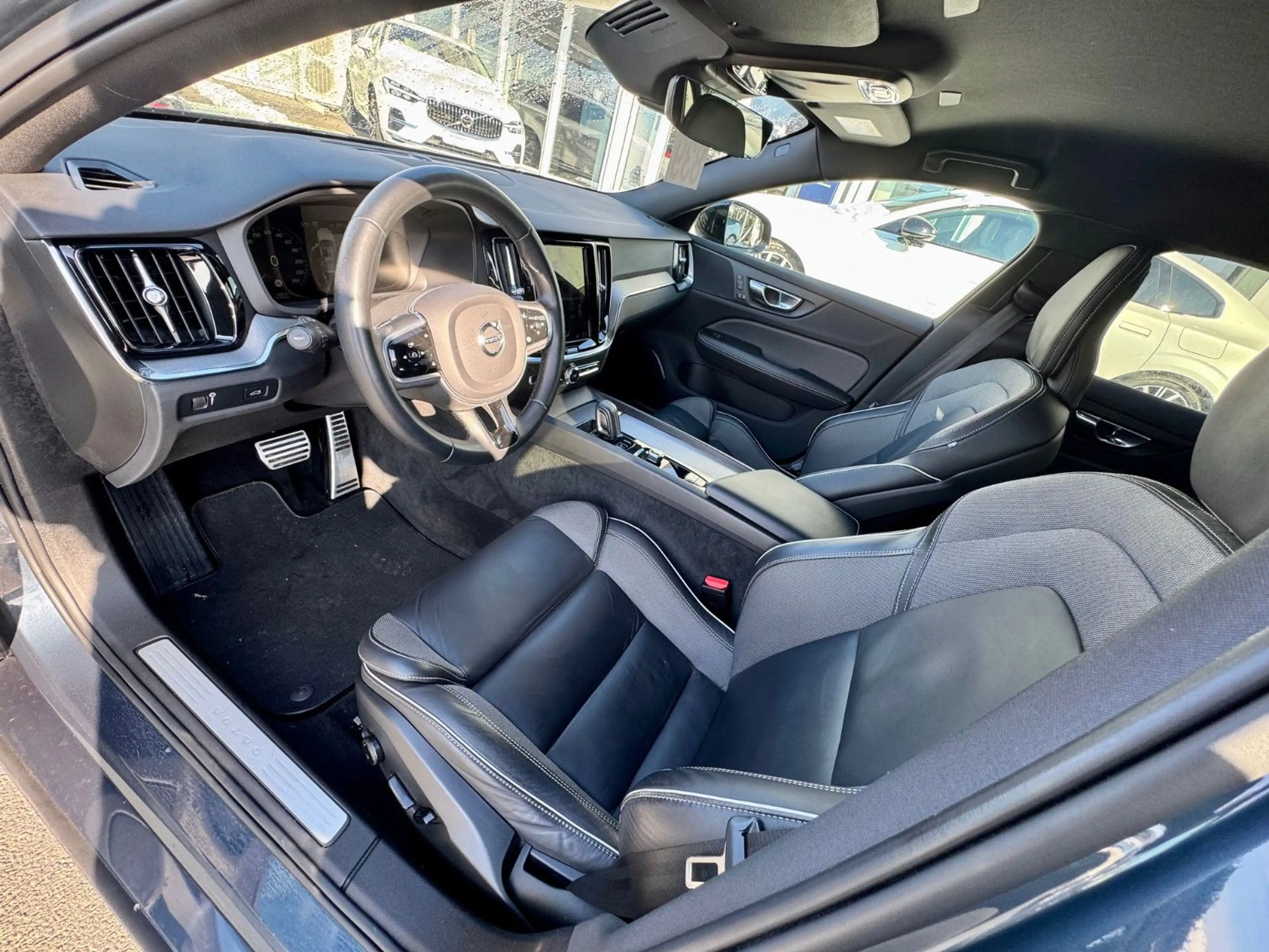 Volvo V60 B4 Diesel Kombi R-Design 8-Gang — photo 6
