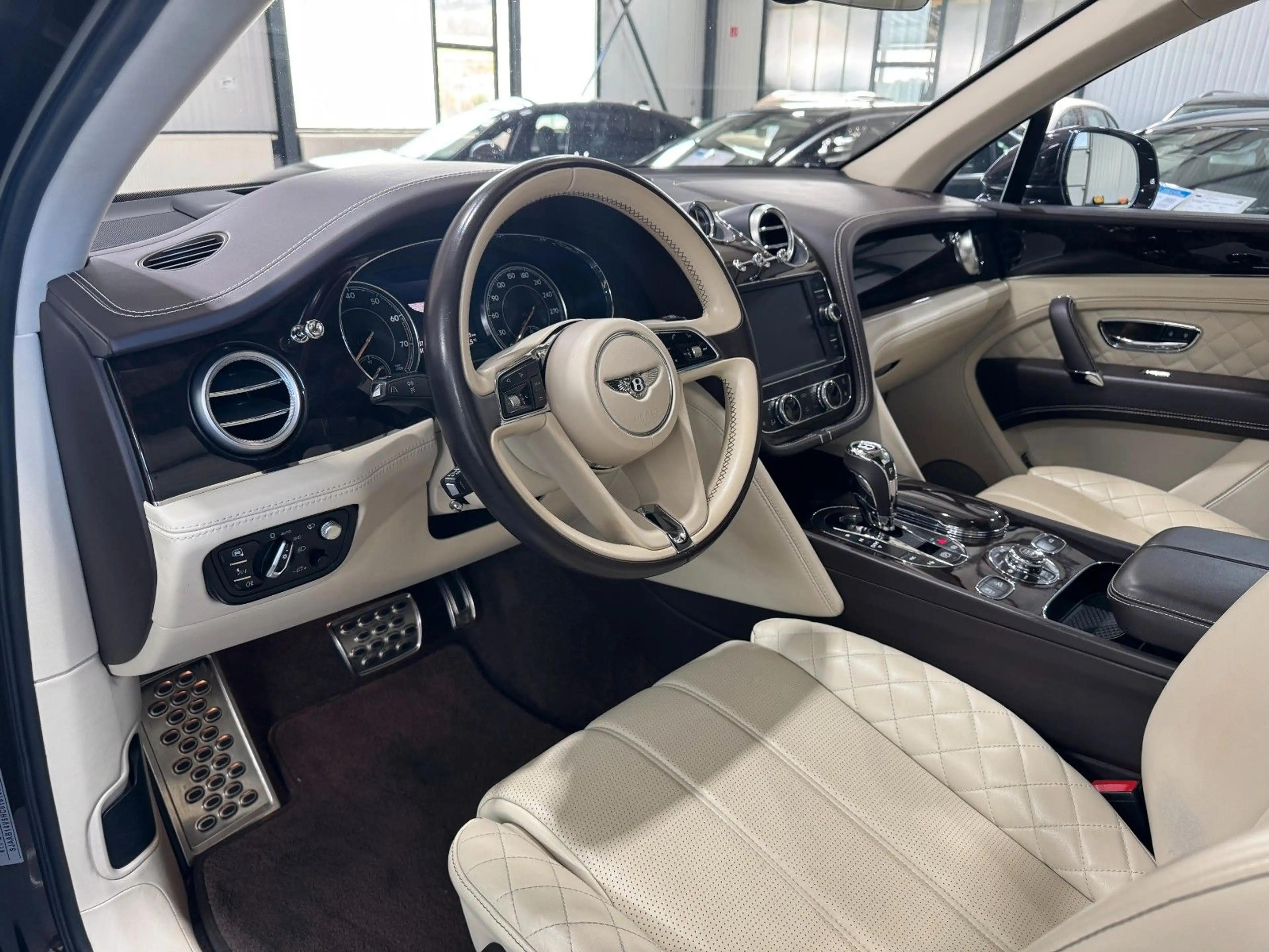 Bentley Bentayga 6.0 W12 Mulliner | APPLE-CAR | PANO | — photo 7