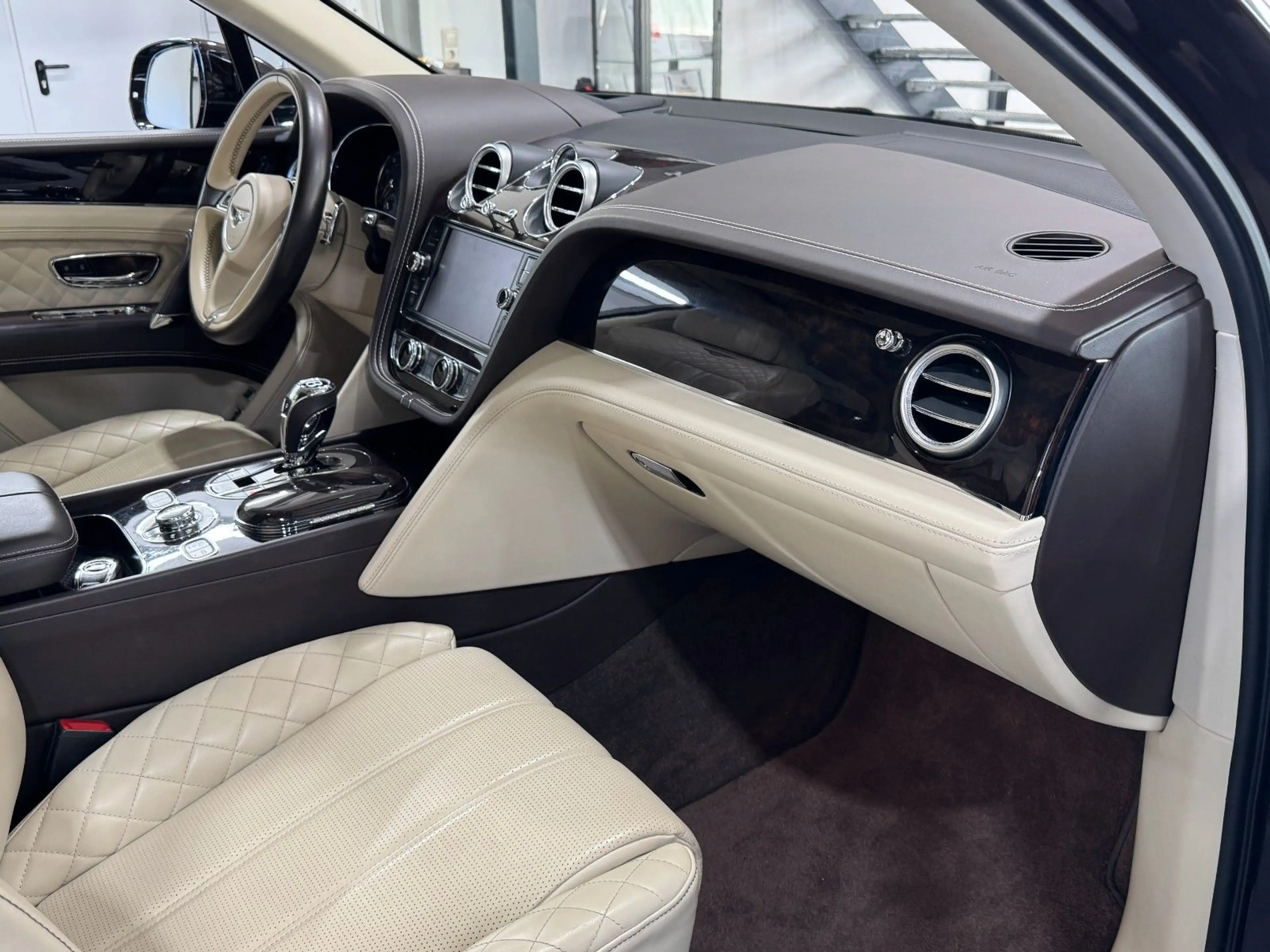 Bentley Bentayga 6.0 W12 Mulliner | APPLE-CAR | PANO | — photo 12