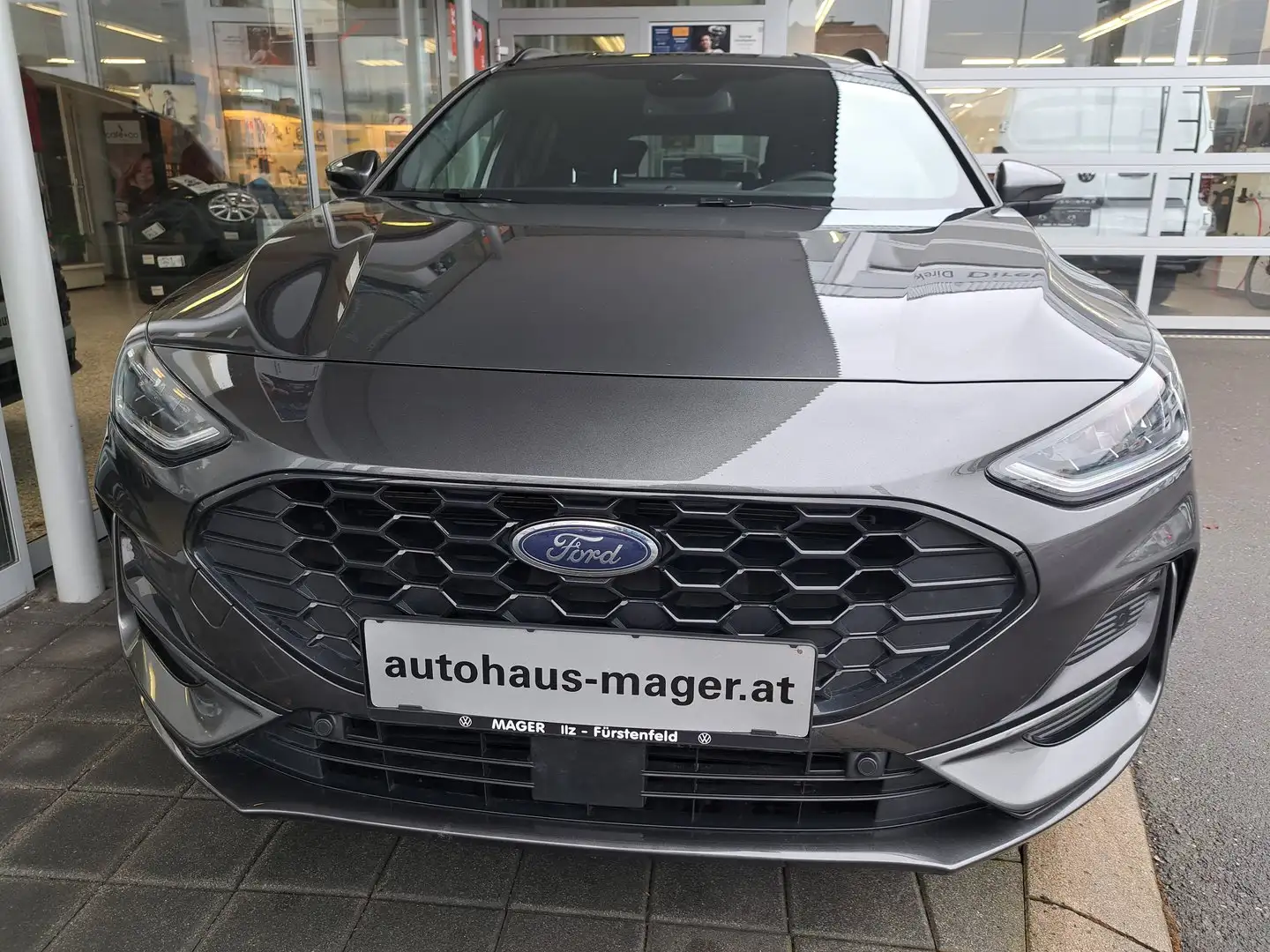 Ford Focus Traveller ST-Line X Grau - 2