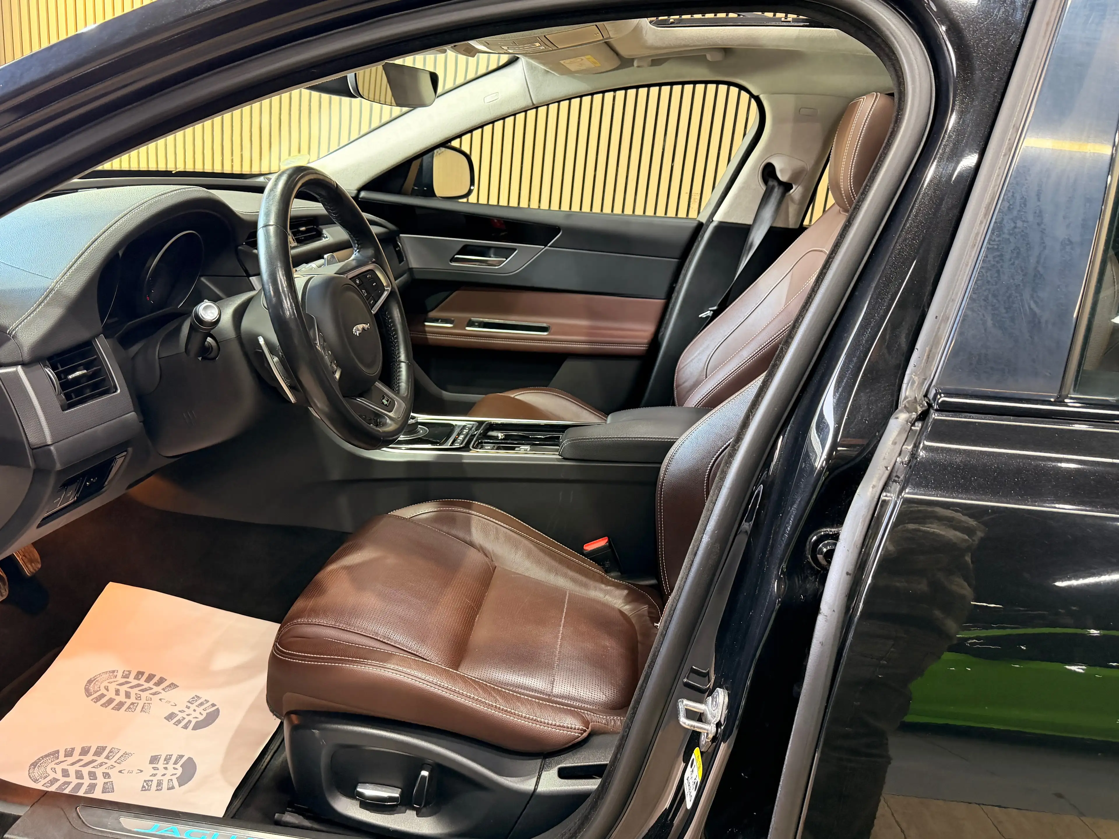 Jaguar XF 2.0 D E-Performance R-Sport * GAR 12 M * — photo 9