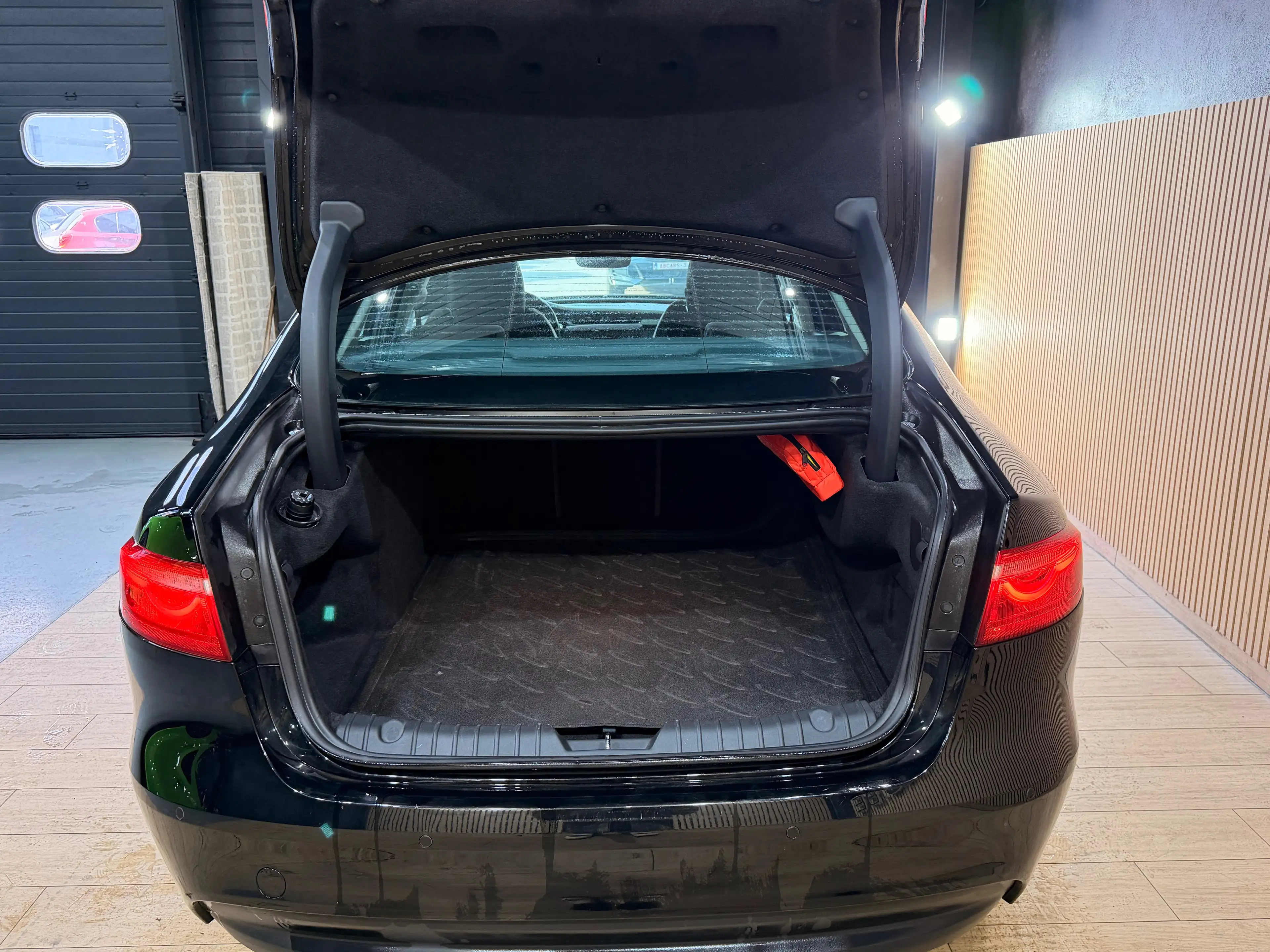Jaguar XF 2.0 D E-Performance R-Sport * GAR 12 M * — photo 11