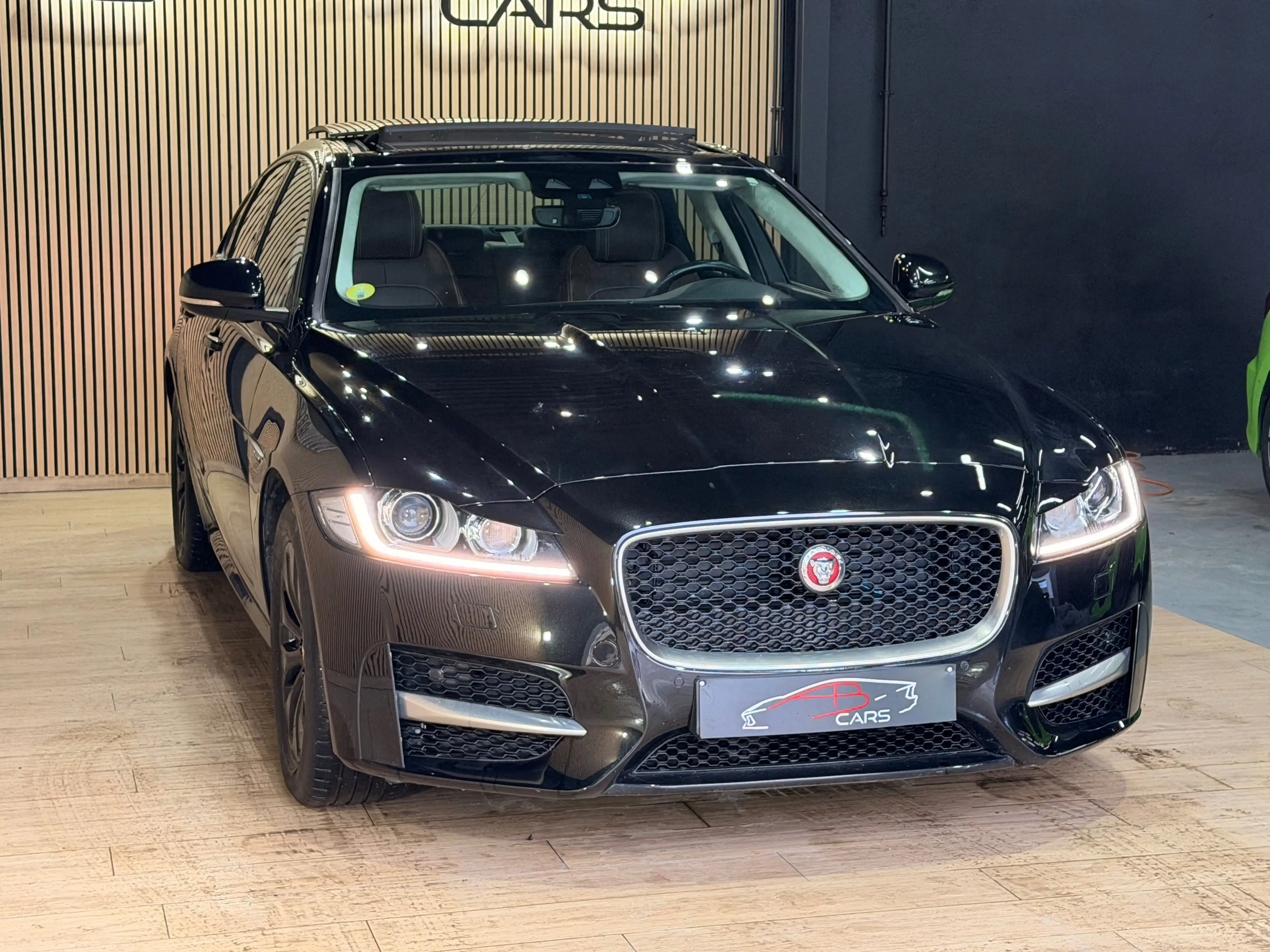 Jaguar XF 2.0 D E-Performance R-Sport * GAR 12 M * — photo 2
