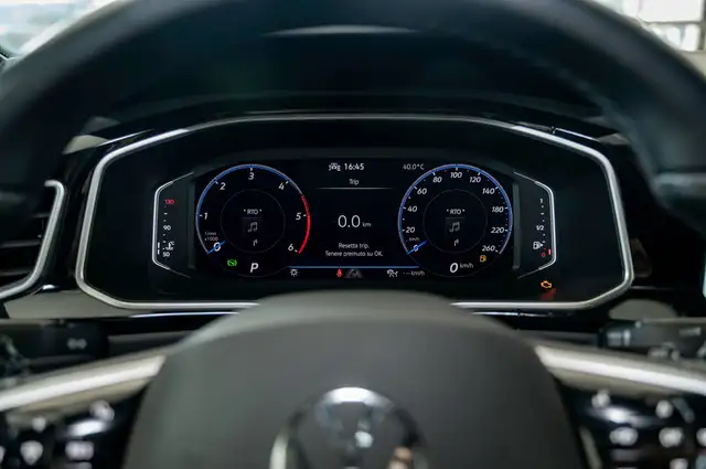 Volkswagen T-Roc view 12