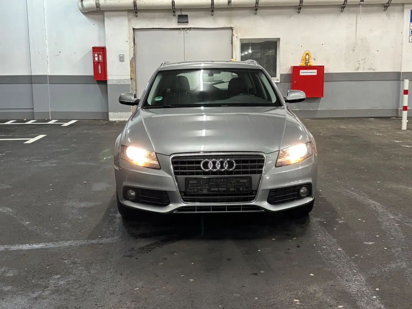 Audi A4 2.0 TDI Avant Attraction TÜV 07/2027 Grau - 2