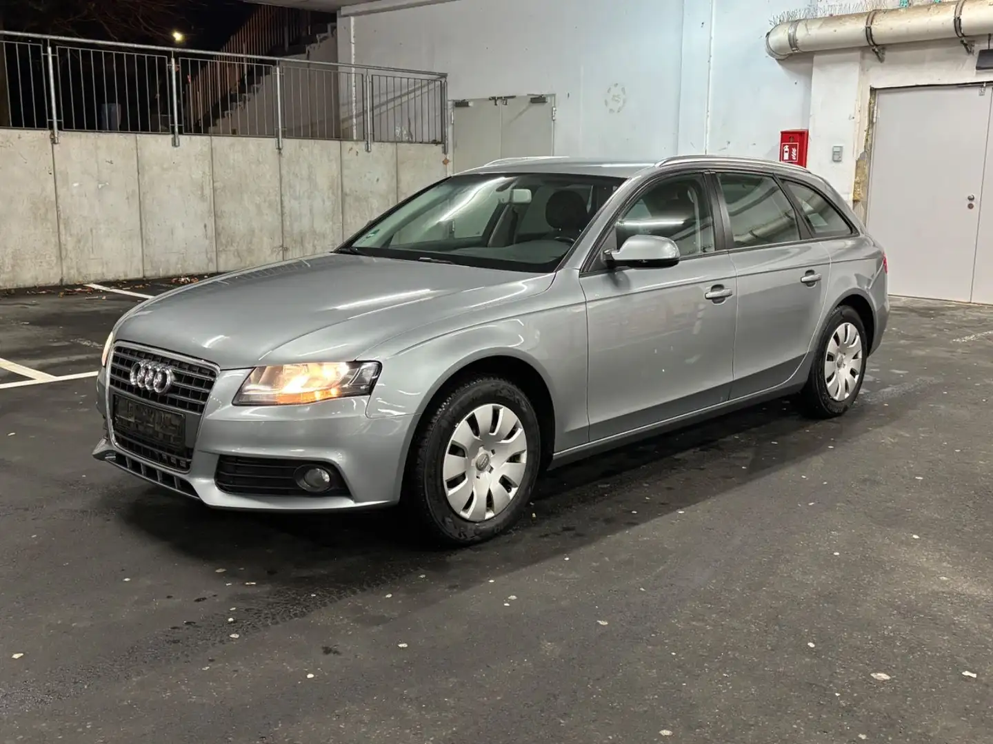 Audi A4 2.0 TDI Avant Attraction TÜV 07/2027 Grau - 1