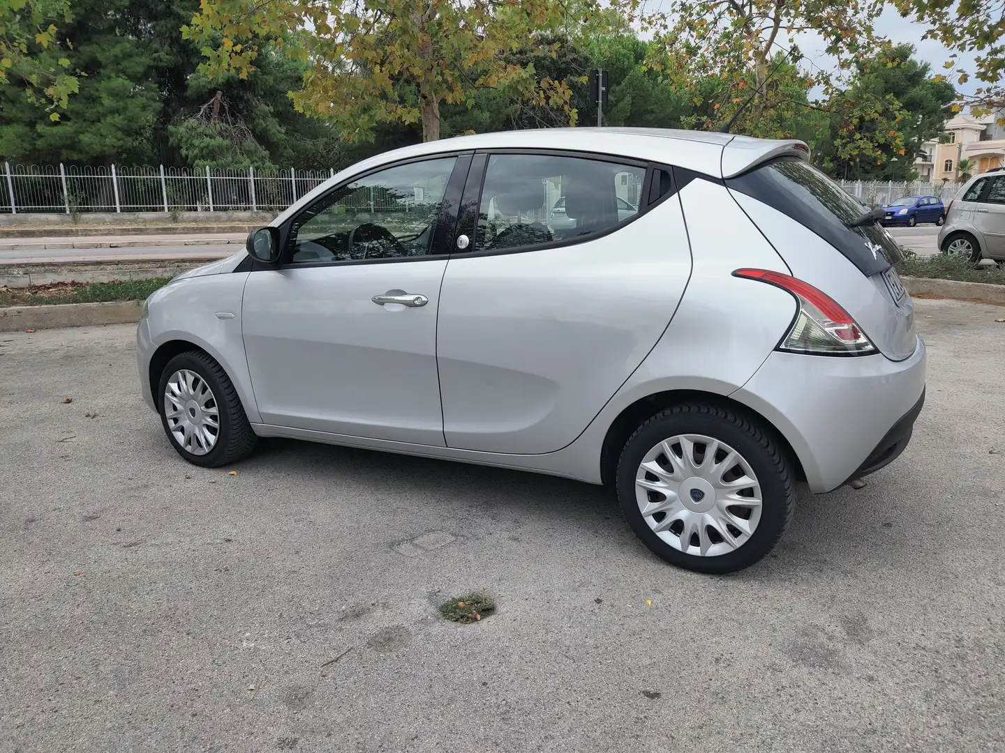 Lancia Ypsilon Ypsilon 1.2 8v Elle ecochic Gpl 69cv Argento - 2