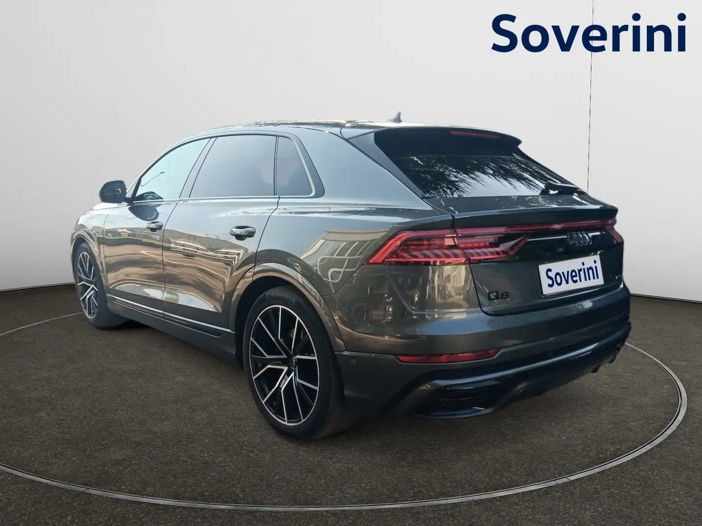 Audi Q8 55 TFSI quattro tiptronic Sport Šedá - 2