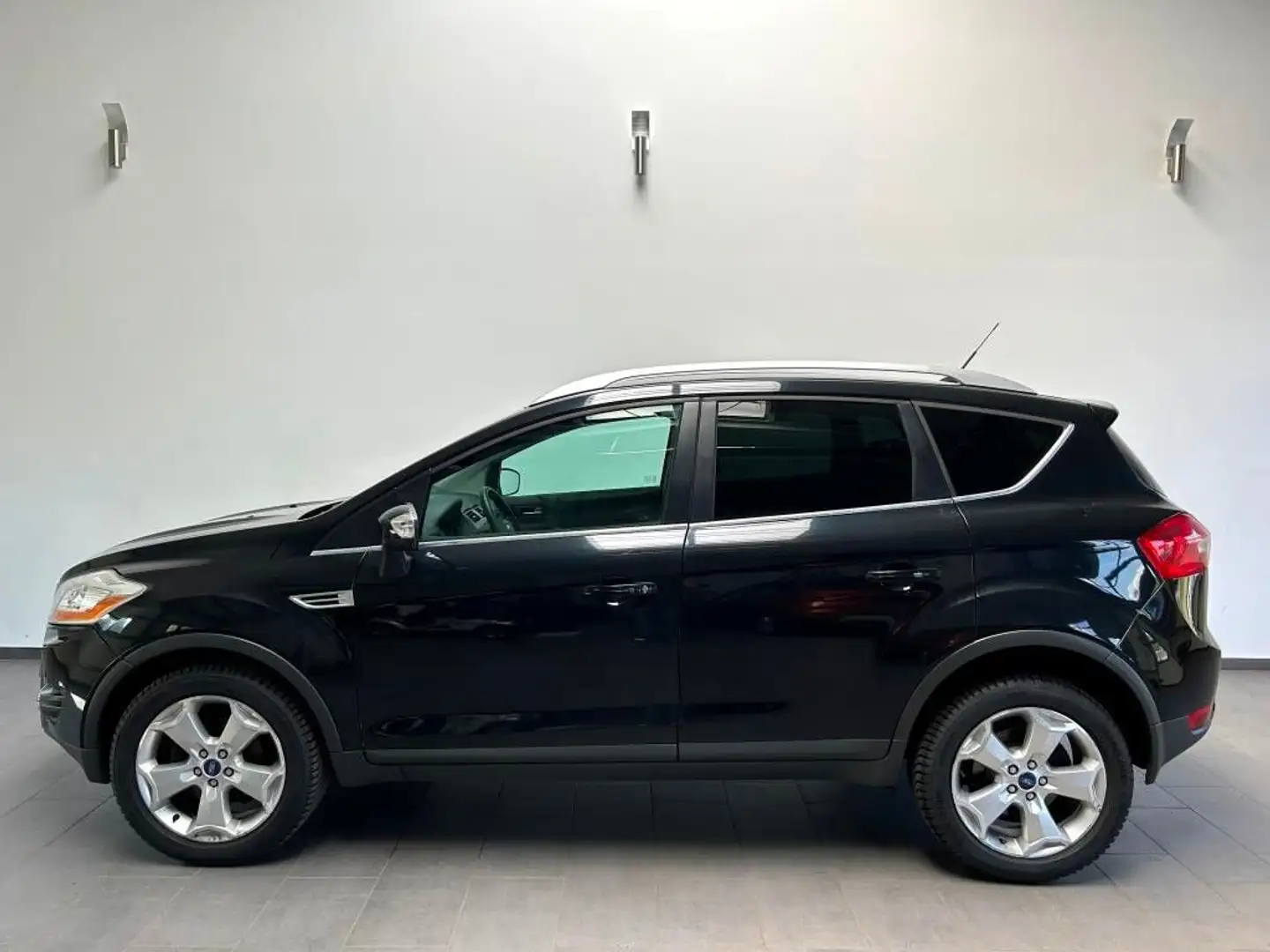 Ford Kuga Titanium Automatik TÜV neu Sitzheizung Tit. Schwarz - 2